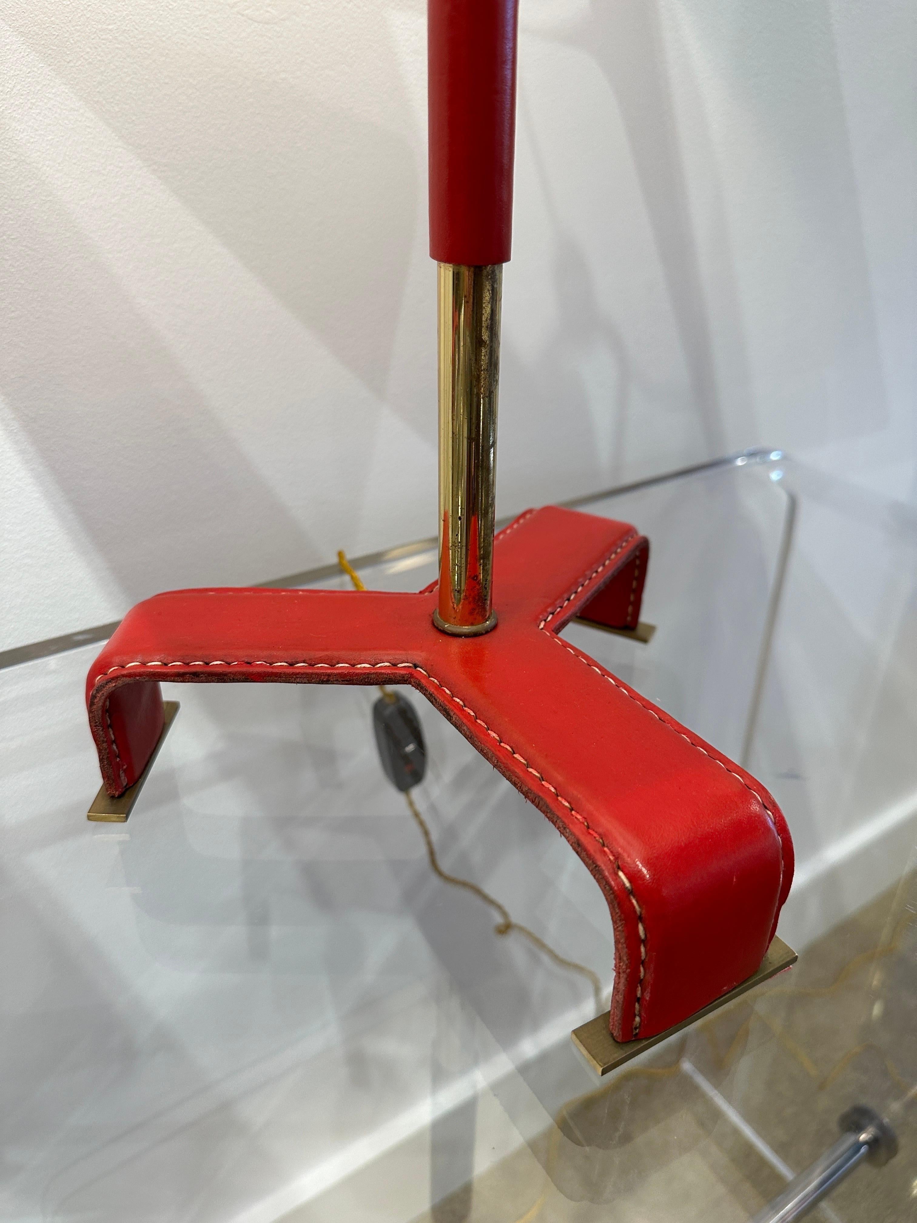 Milieu du XXe siècle Paire de lampes de bureau vintage de style Jacques Adnet en cuir cousu rouge, années 1950 en vente