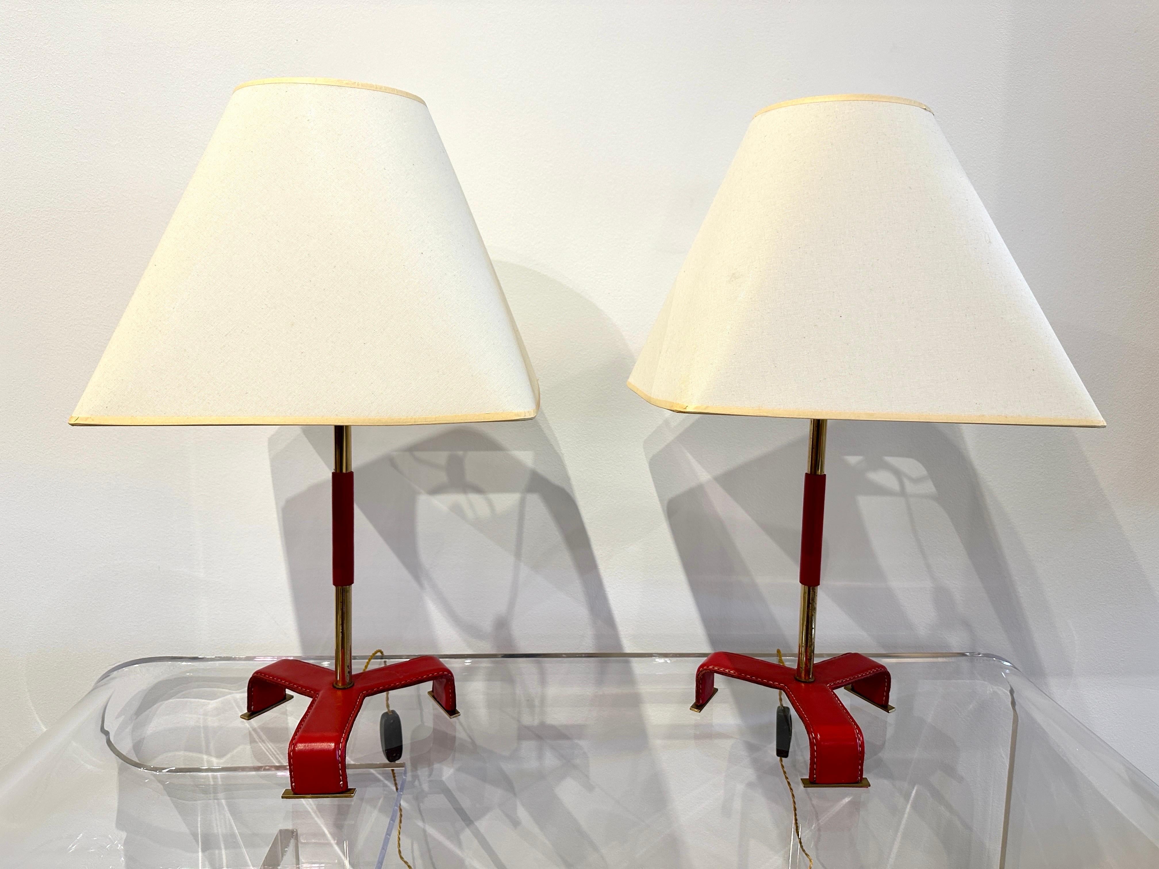 Paire de lampes de bureau vintage de style Jacques Adnet en cuir cousu rouge, années 1950 en vente 1