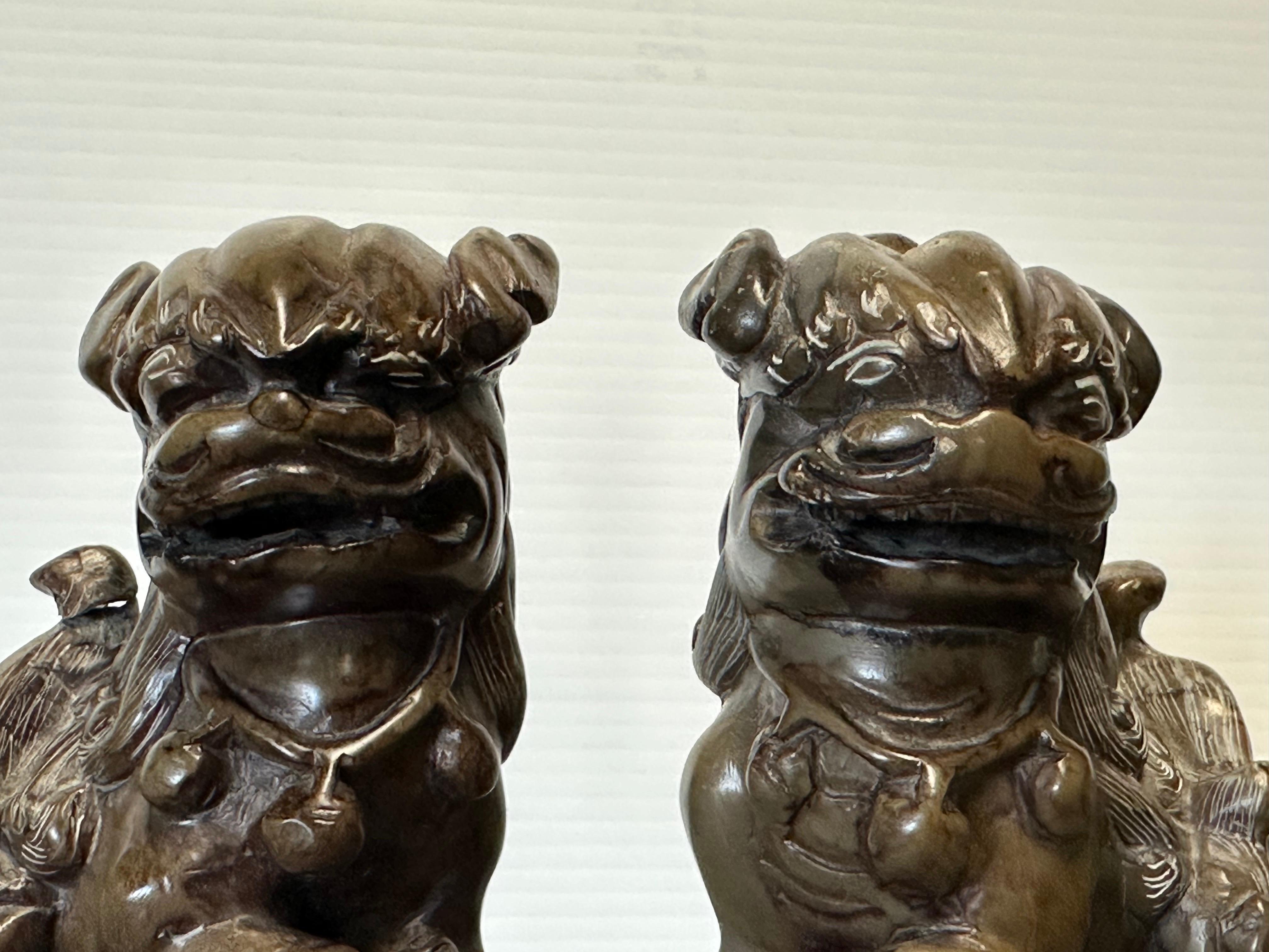 Vintage Pair of Japanese Hand-Carved Stone Foo Dog / Lion Sculptures / Bookends in vendita 3