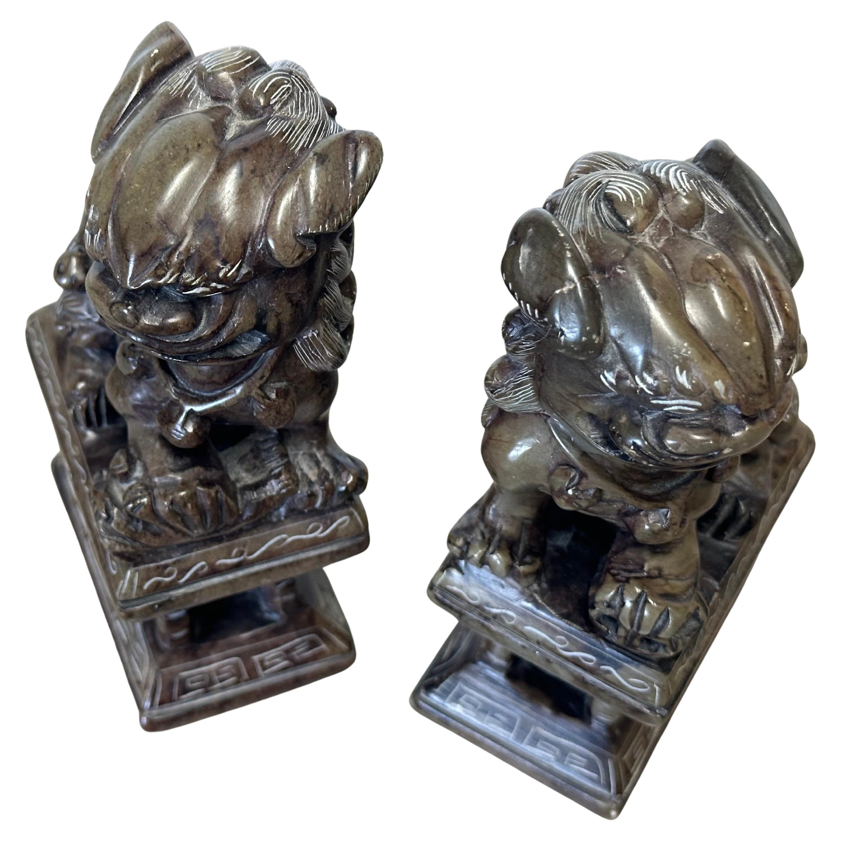 Mid-Century moderno Vintage Pair of Japanese Hand-Carved Stone Foo Dog / Lion Sculptures / Bookends in vendita