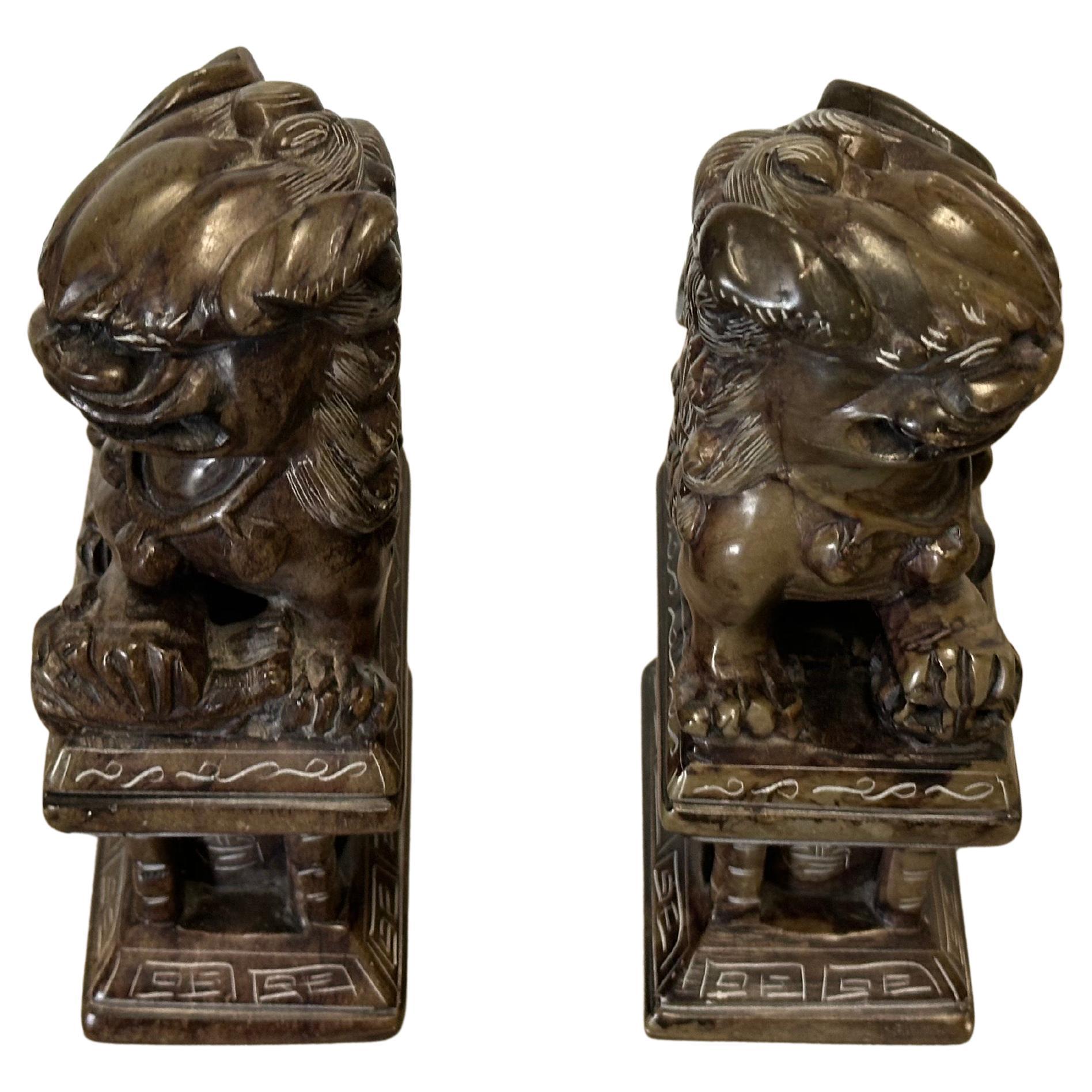 Giapponese Vintage Pair of Japanese Hand-Carved Stone Foo Dog / Lion Sculptures / Bookends in vendita