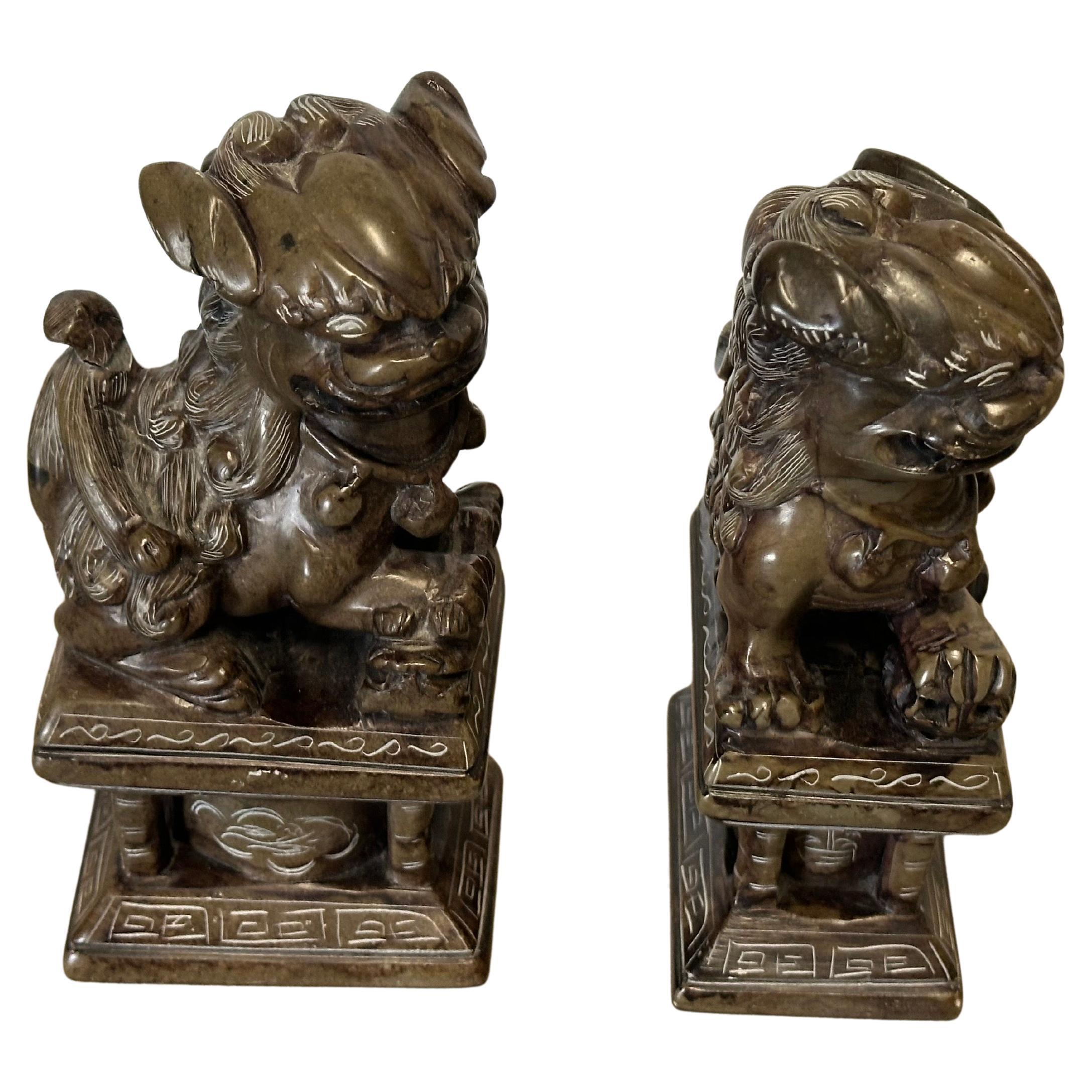 Vintage Pair of Japanese Hand-Carved Stone Foo Dog / Lion Sculptures / Bookends In condizioni buone in vendita a San Diego, CA
