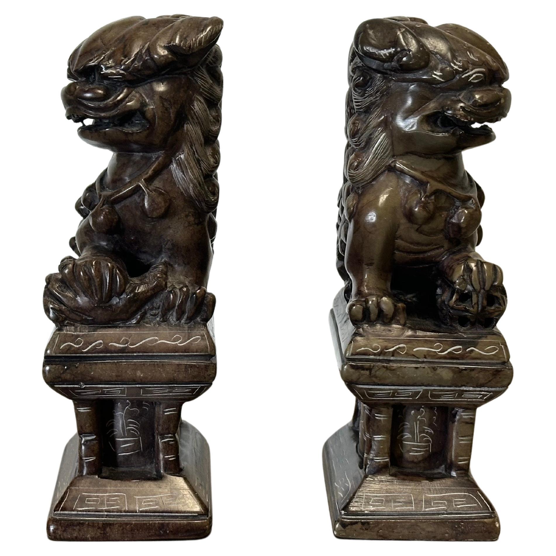 XX secolo Vintage Pair of Japanese Hand-Carved Stone Foo Dog / Lion Sculptures / Bookends in vendita