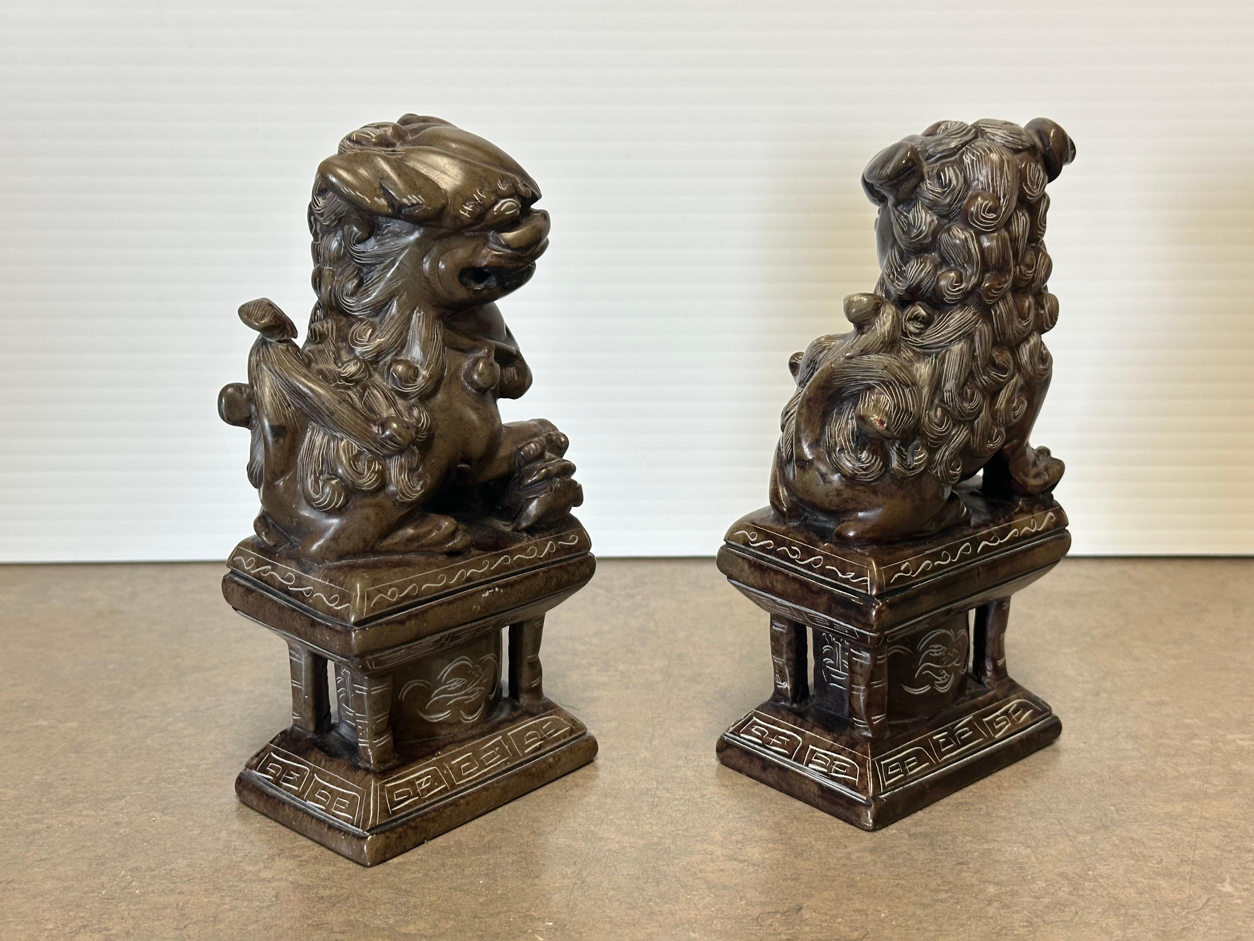 Pietra Vintage Pair of Japanese Hand-Carved Stone Foo Dog / Lion Sculptures / Bookends in vendita