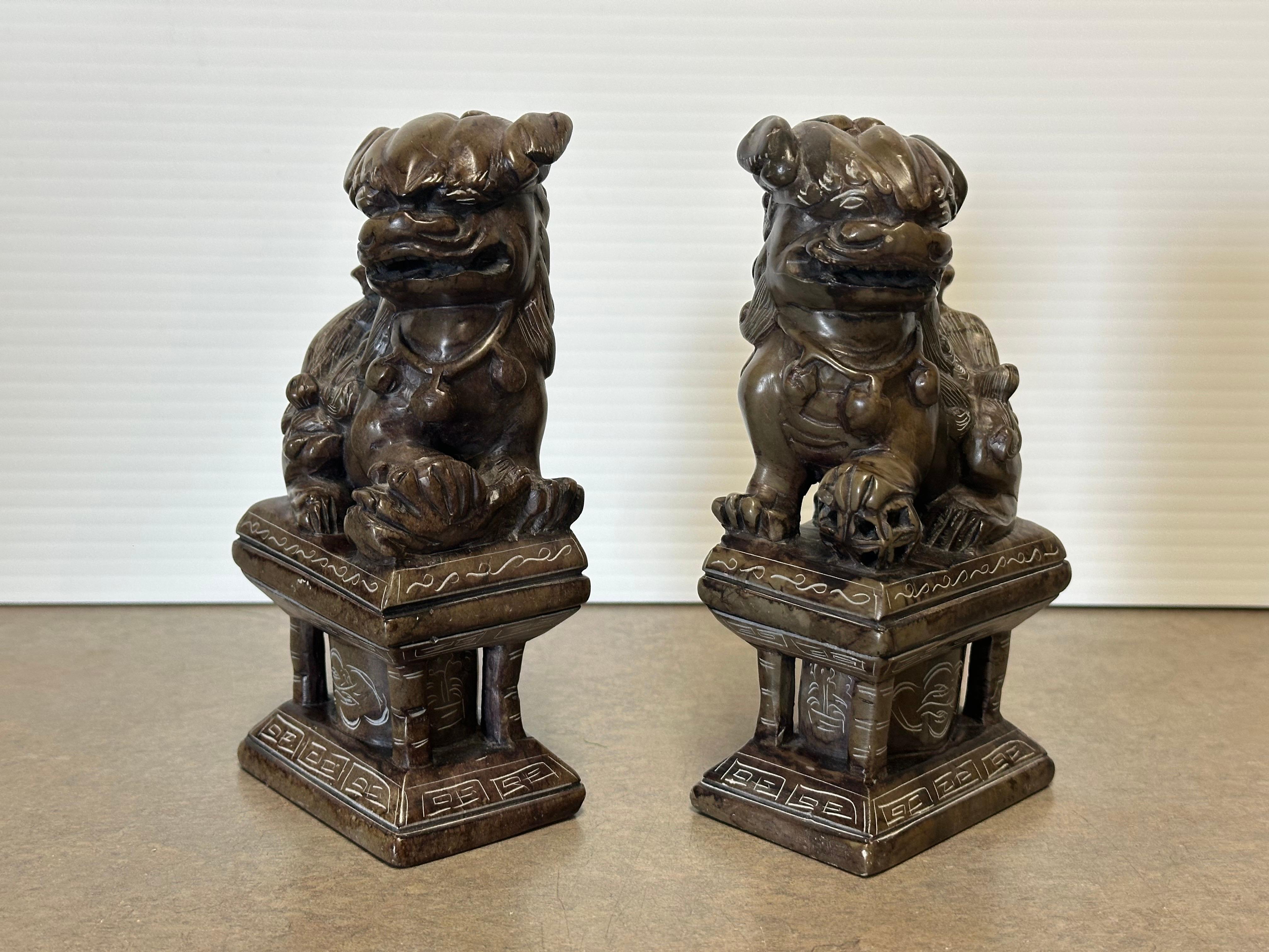 Vintage Pair of Japanese Hand-Carved Stone Foo Dog / Lion Sculptures / Bookends in vendita 1