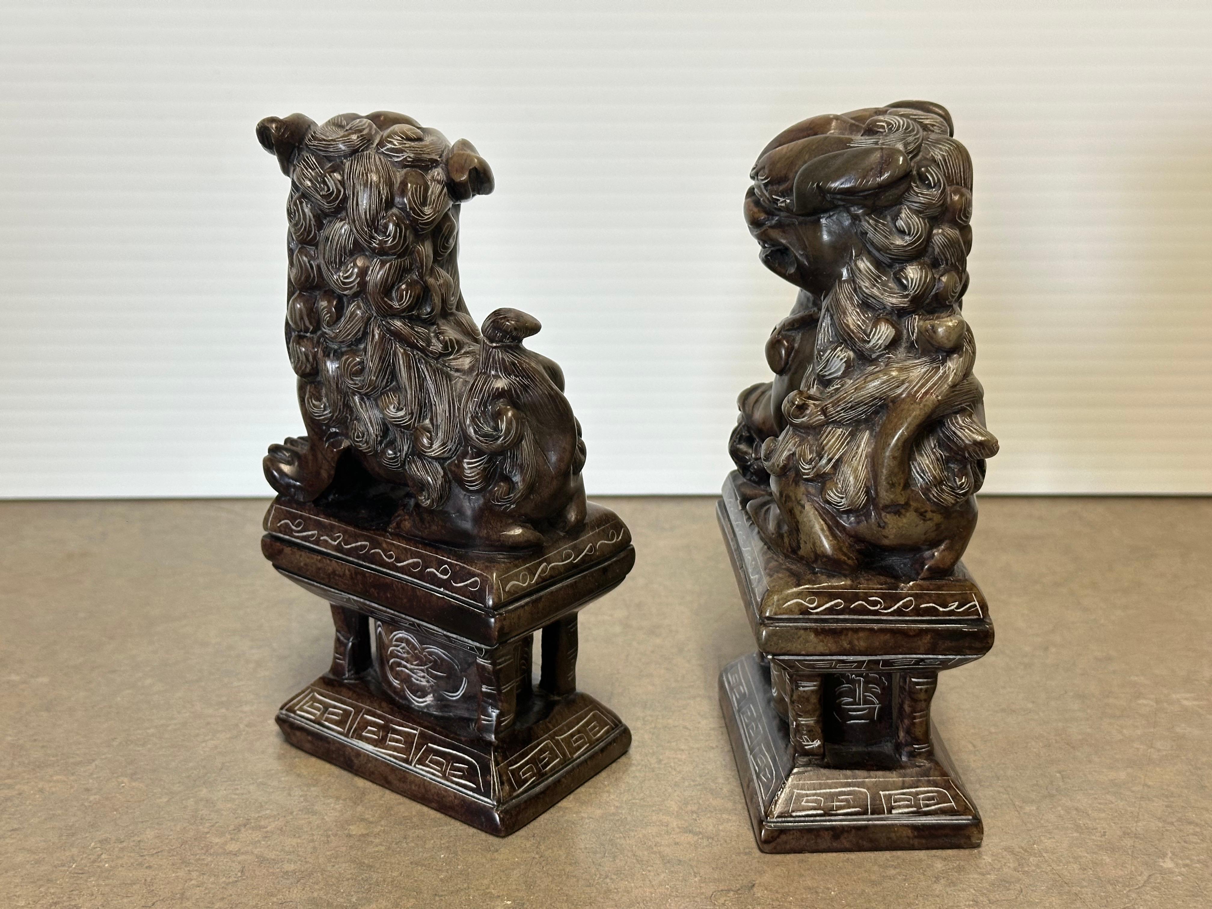 Vintage Pair of Japanese Hand-Carved Stone Foo Dog / Lion Sculptures / Bookends in vendita 2