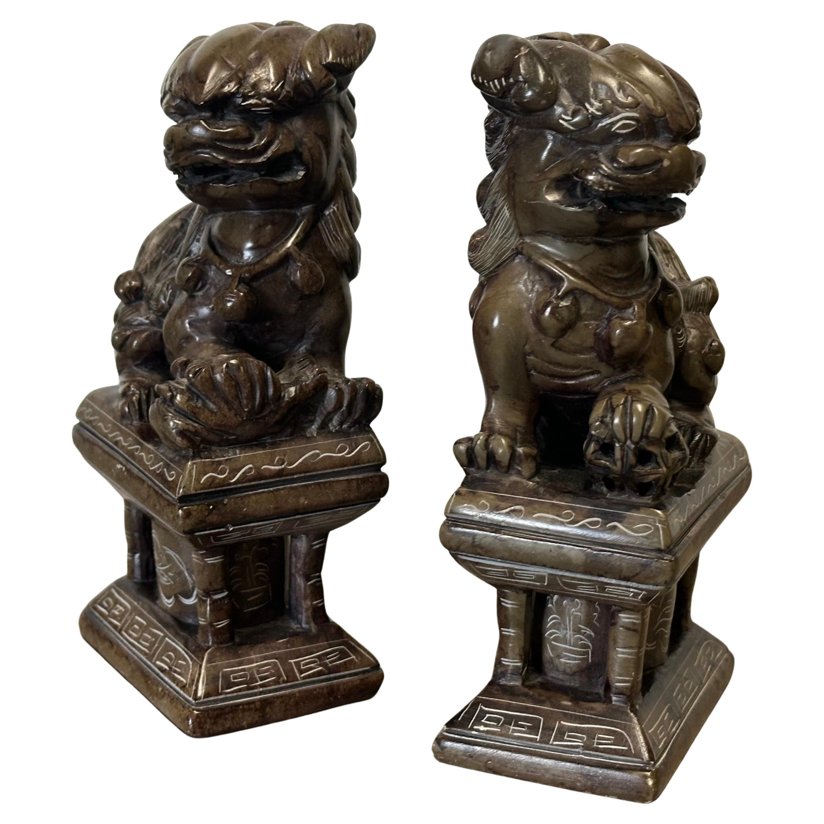 Vintage Pair of Japanese Hand-Carved Stone Foo Dog / Lion Sculptures / Bookends in vendita