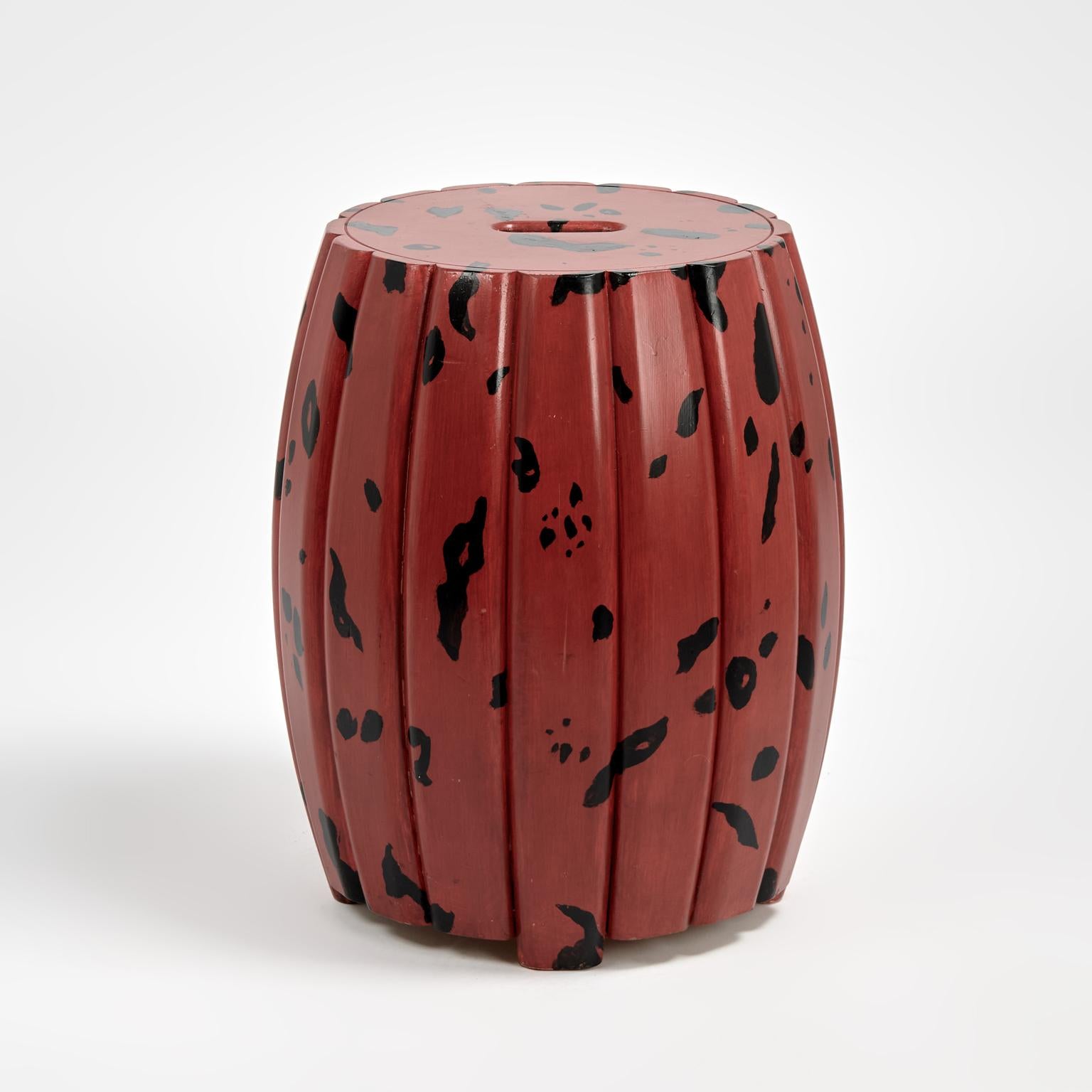 Hochgewachsenes Paar Hocker oder Sitze aus der Mitte des Jahrhunderts, gefertigt aus Hartholz in Form eines Fasses und verziert mit dem traditionellen japanischen Negora-Motiv in Rot und Schwarz.