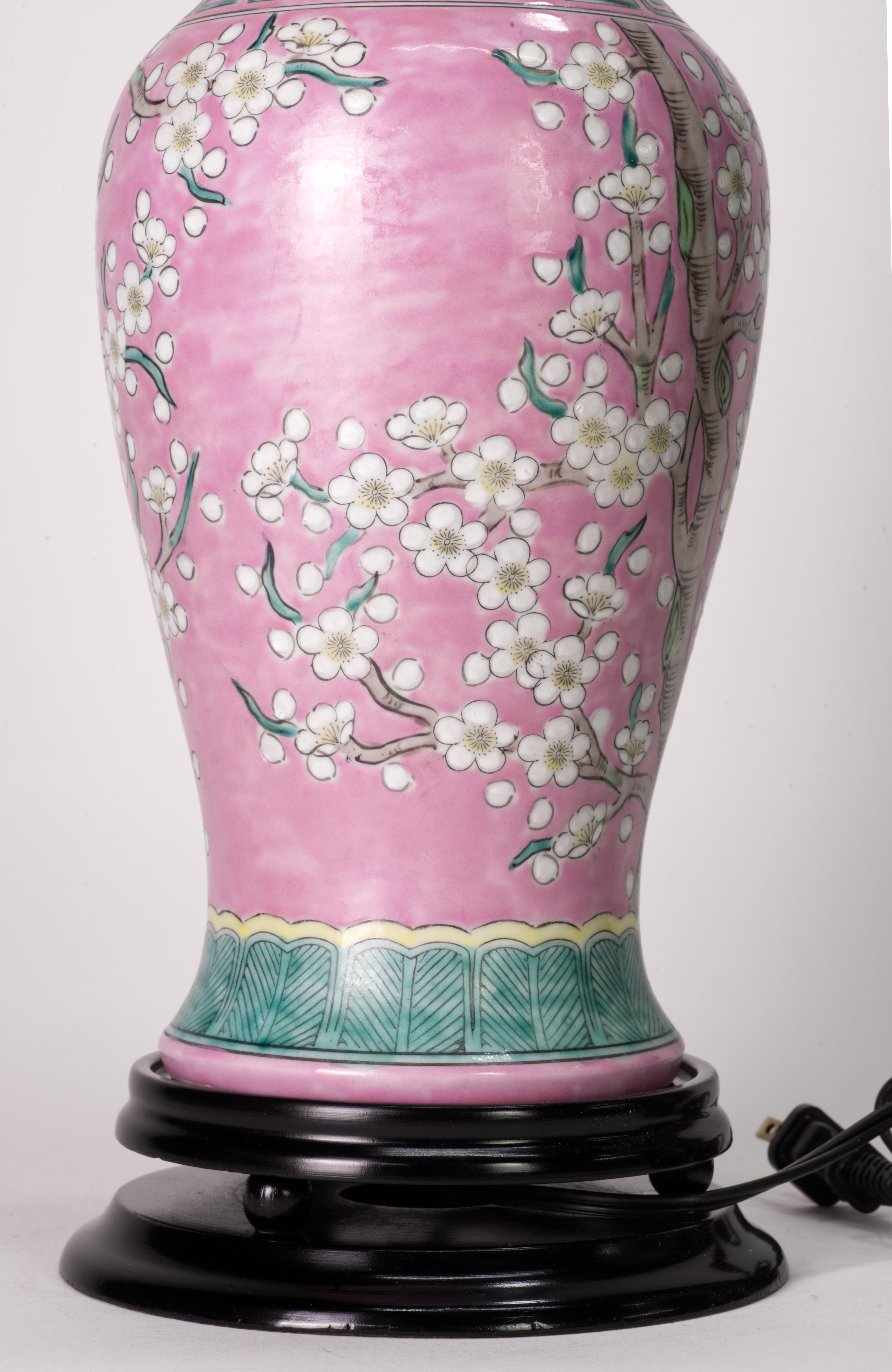 Paar japanische rosa Keramik-Tischlampen im Vintage-Stil, Kirschblütenblüten-Dekor im Angebot 2