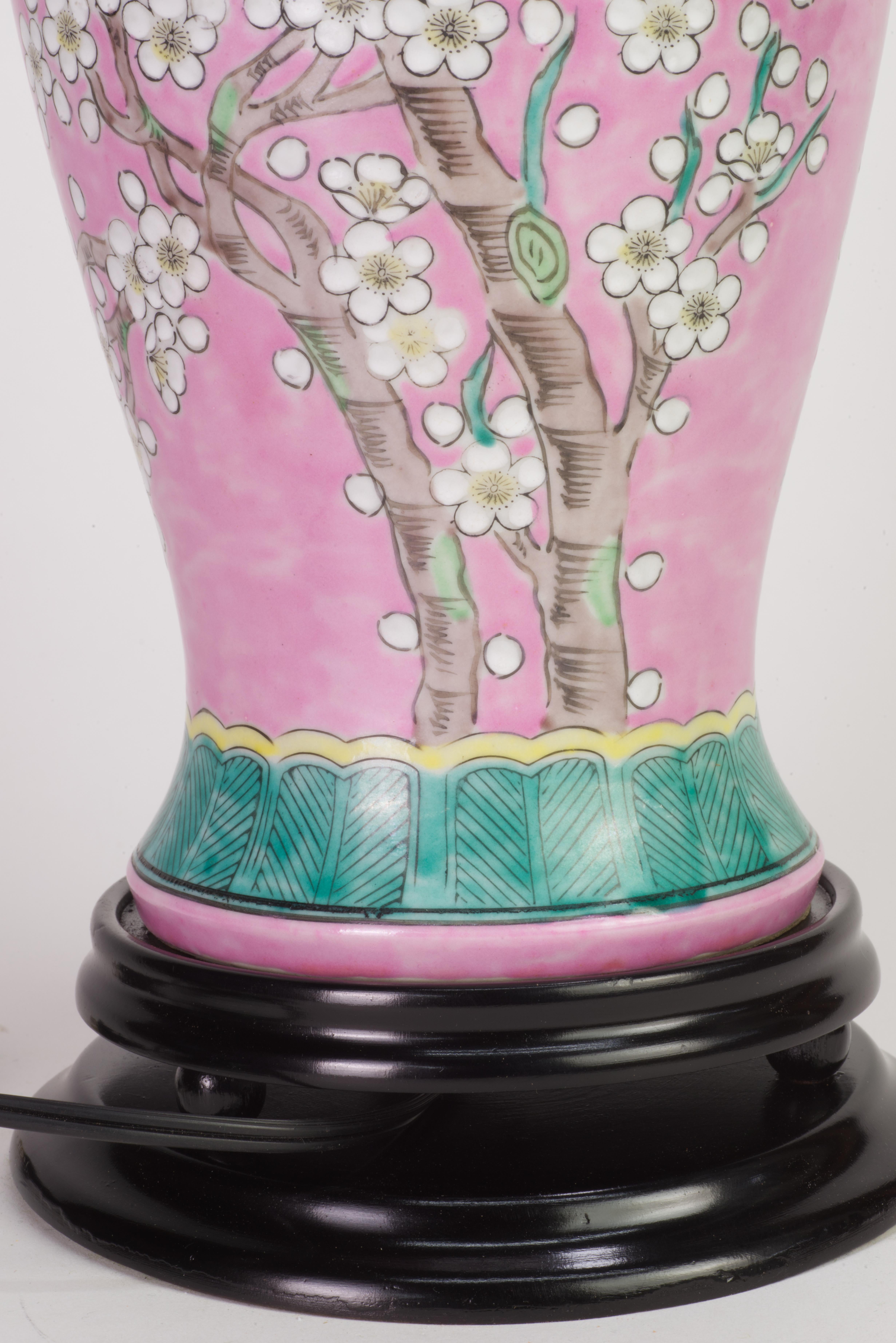 Paar japanische rosa Keramik-Tischlampen im Vintage-Stil, Kirschblütenblüten-Dekor im Angebot 3