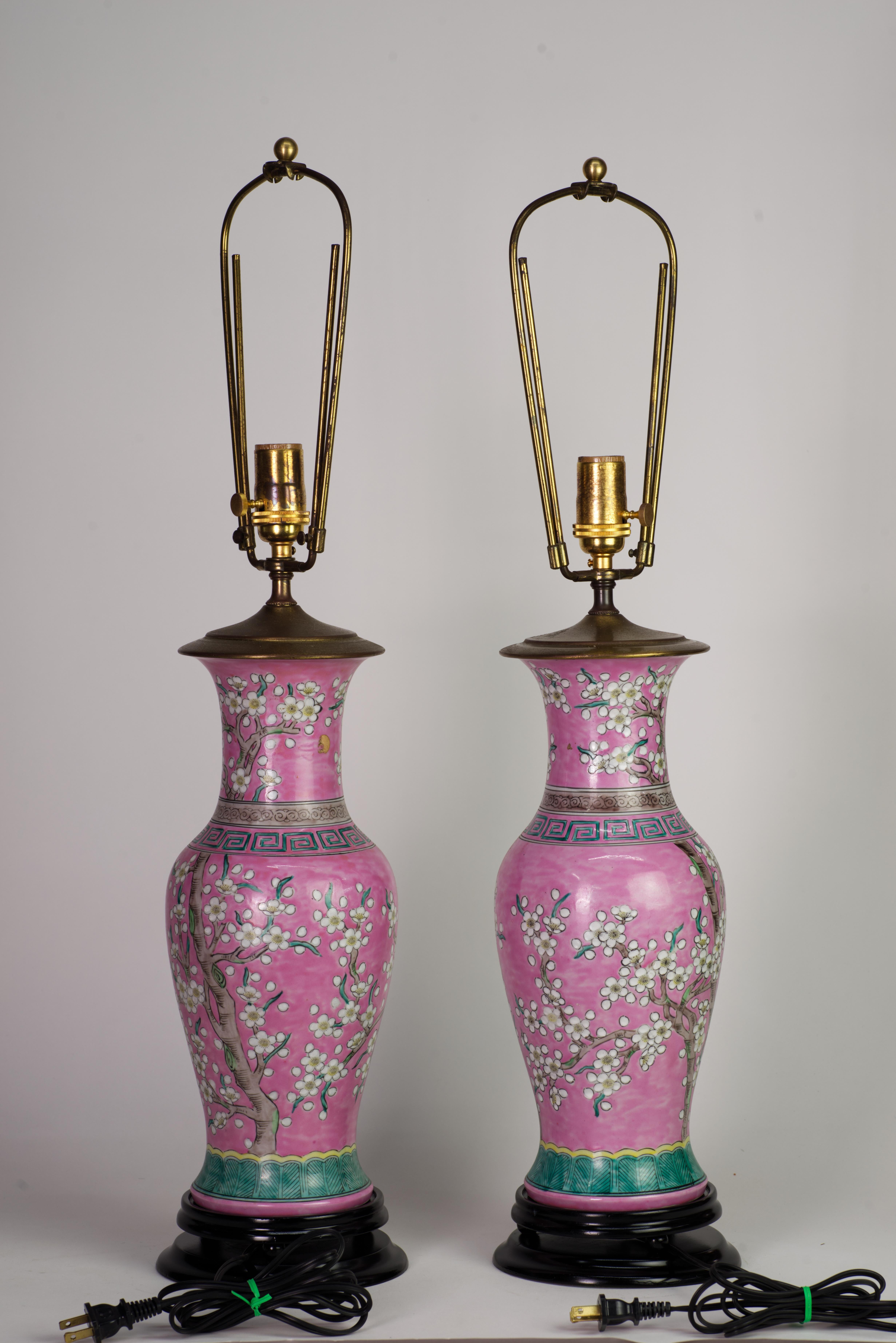 Paar japanische rosa Keramik-Tischlampen im Vintage-Stil, Kirschblütenblüten-Dekor (Japonismus) im Angebot
