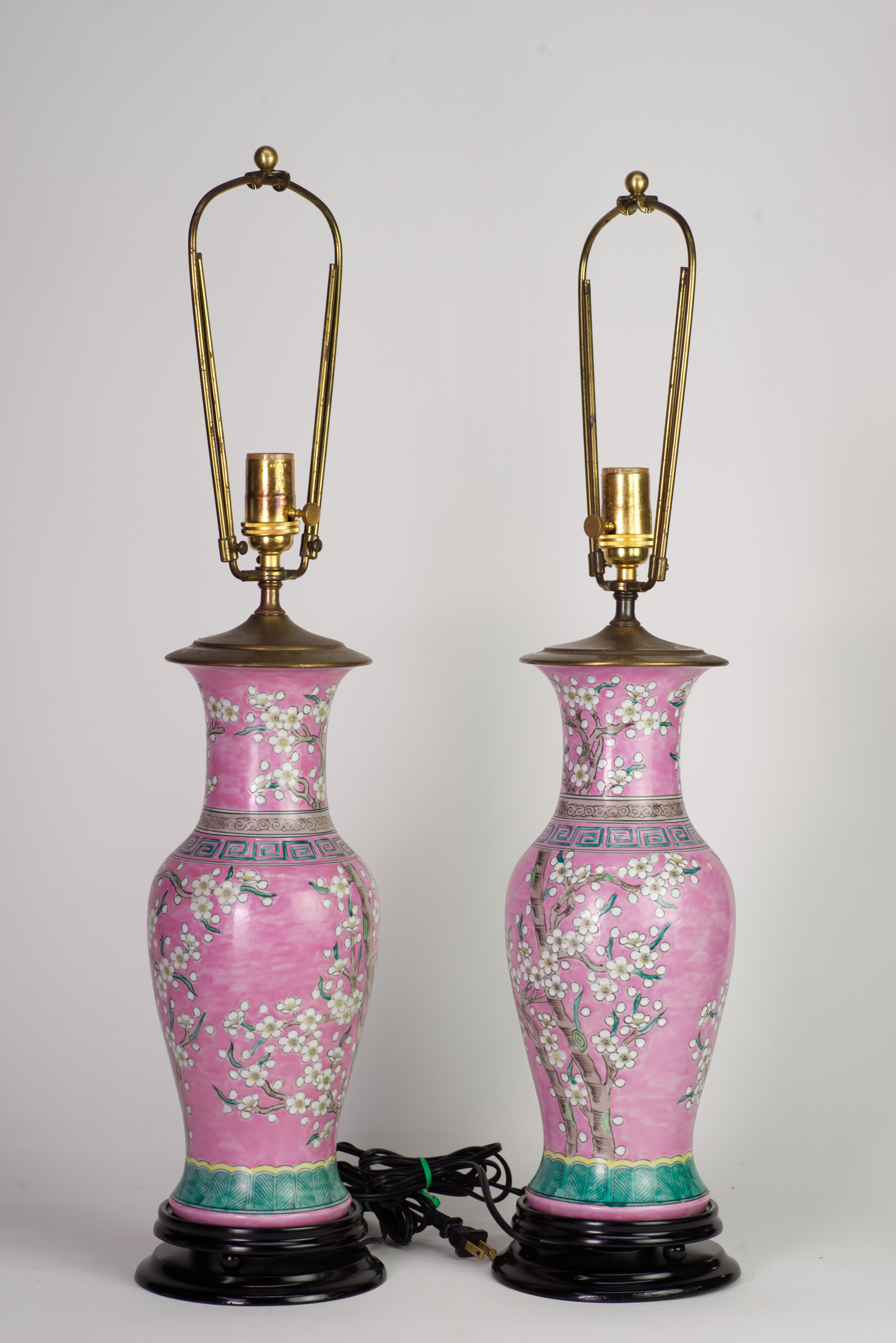 Paar japanische rosa Keramik-Tischlampen im Vintage-Stil, Kirschblütenblüten-Dekor (Japanisch) im Angebot