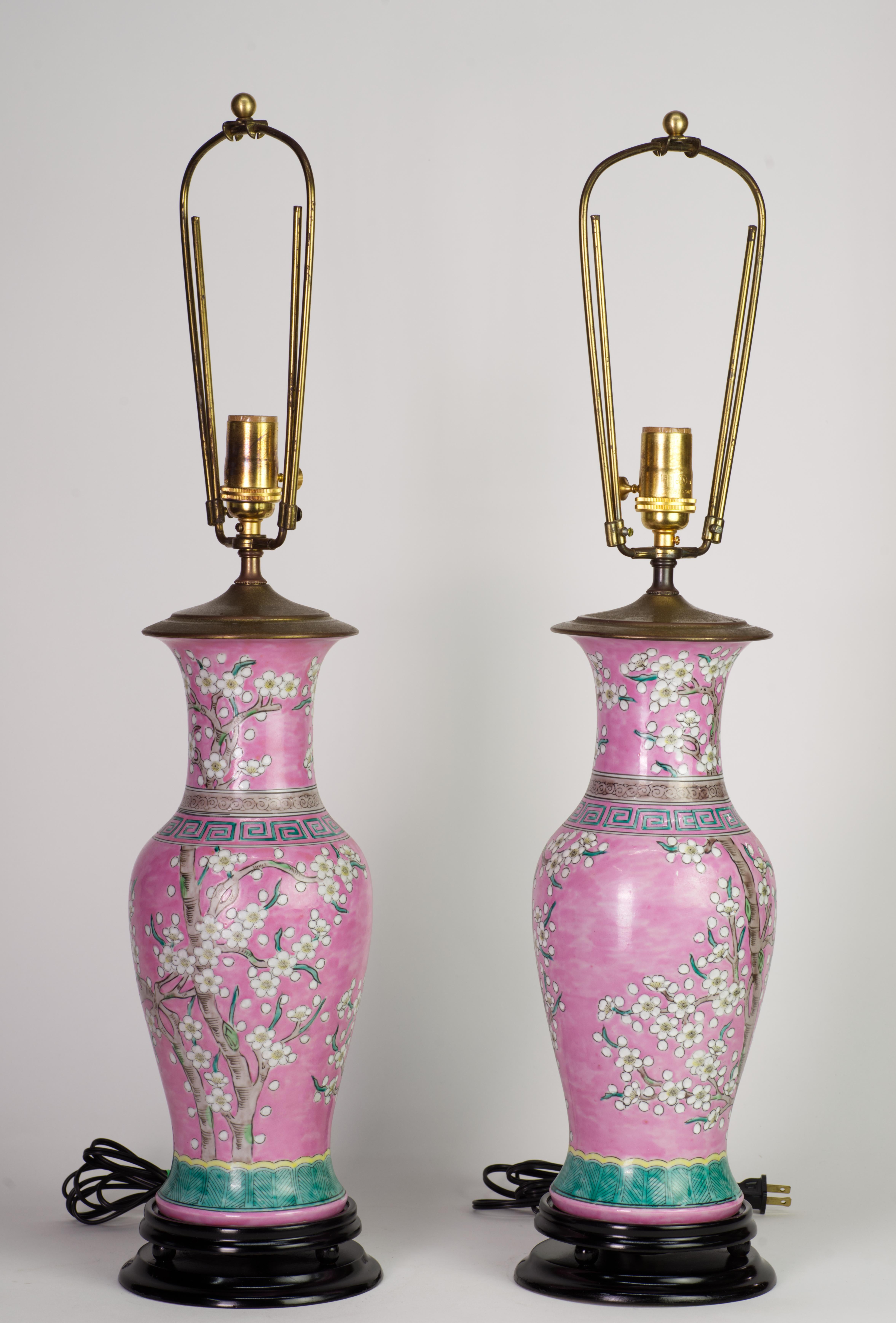 Paar japanische rosa Keramik-Tischlampen im Vintage-Stil, Kirschblütenblüten-Dekor (Glasiert) im Angebot
