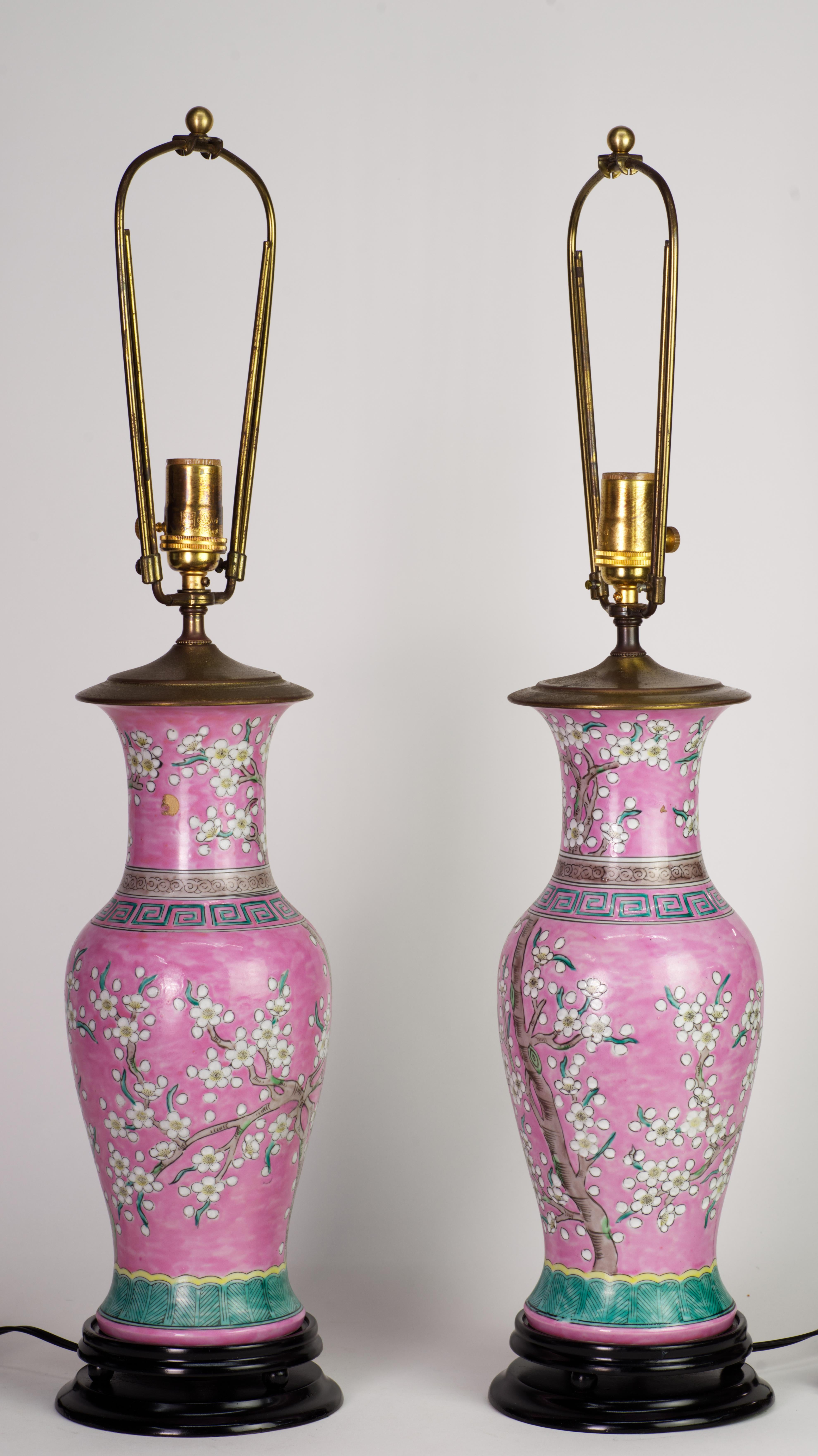 Paar japanische rosa Keramik-Tischlampen im Vintage-Stil, Kirschblütenblüten-Dekor im Zustand „Gut“ im Angebot in Clifton Springs, NY