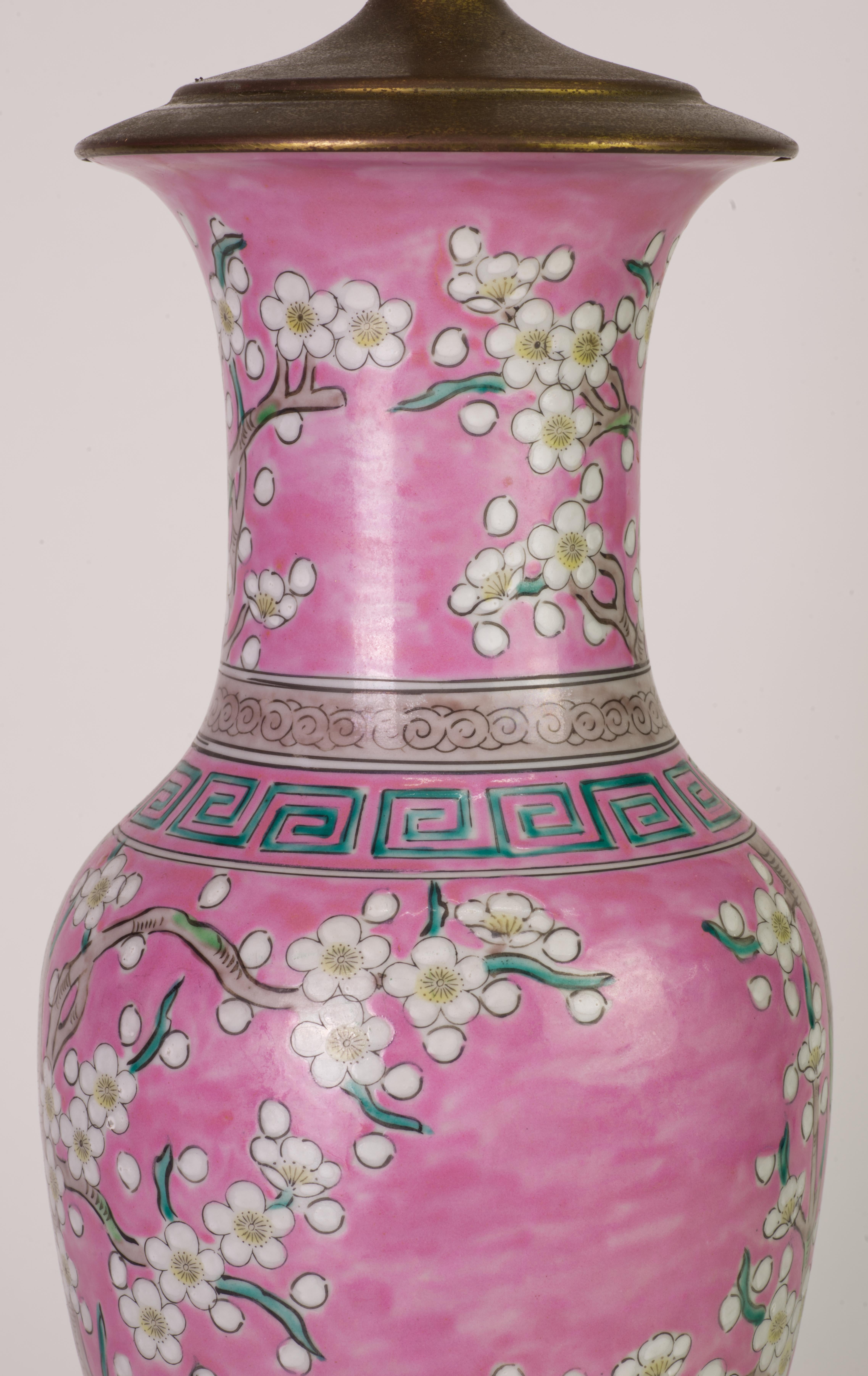 Paar japanische rosa Keramik-Tischlampen im Vintage-Stil, Kirschblütenblüten-Dekor (20. Jahrhundert) im Angebot