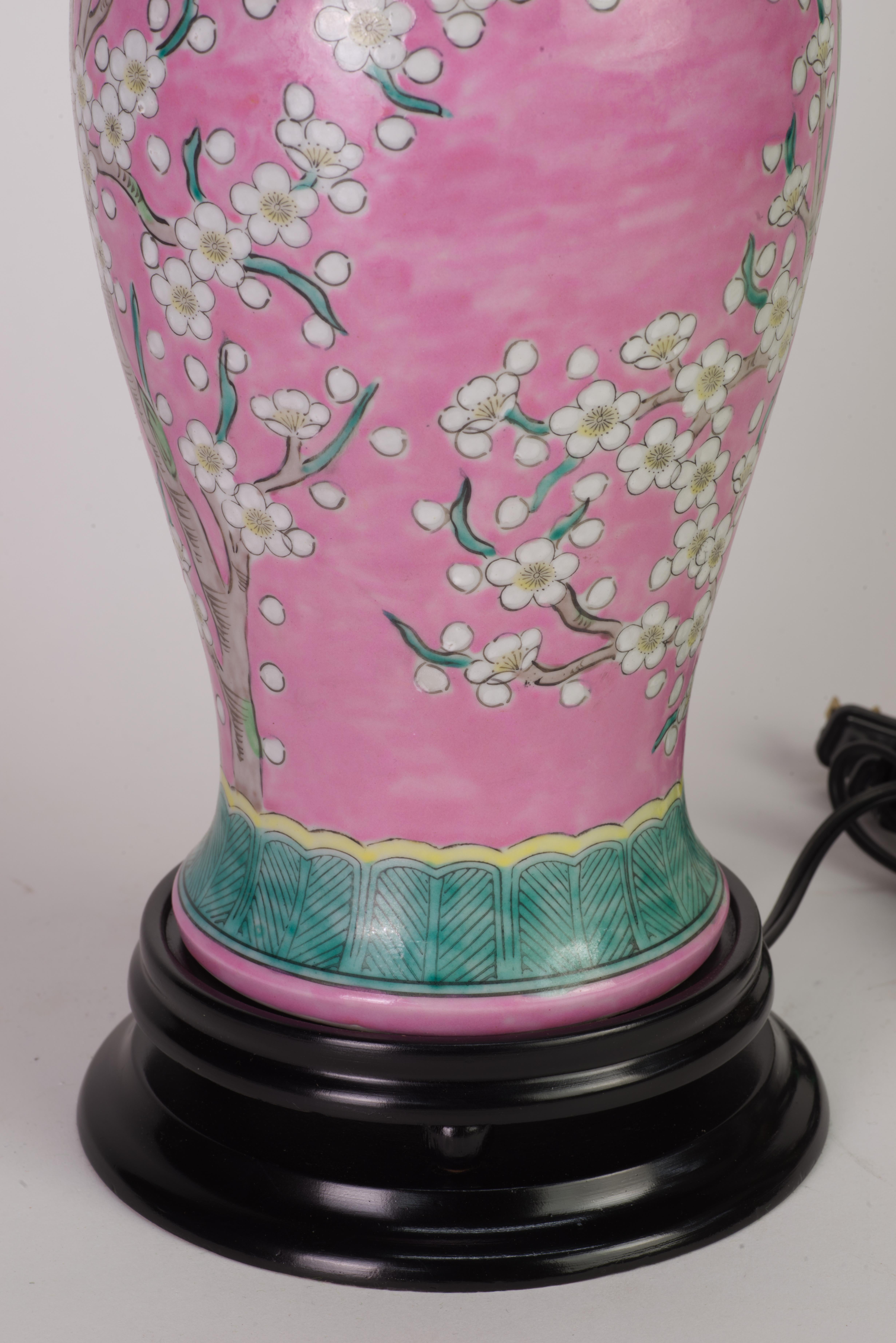 Paar japanische rosa Keramik-Tischlampen im Vintage-Stil, Kirschblütenblüten-Dekor (Messing) im Angebot