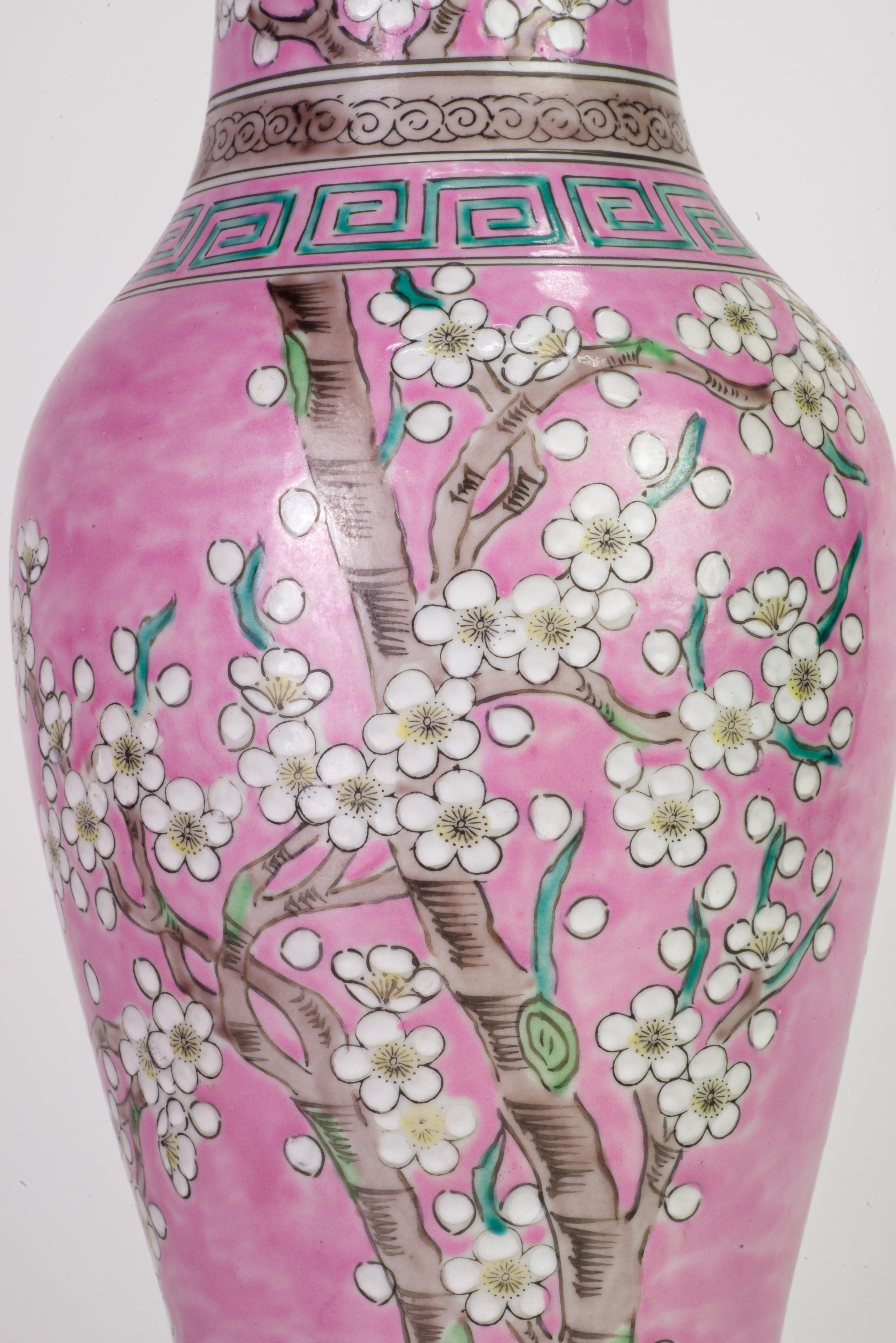 Paar japanische rosa Keramik-Tischlampen im Vintage-Stil, Kirschblütenblüten-Dekor im Angebot 1