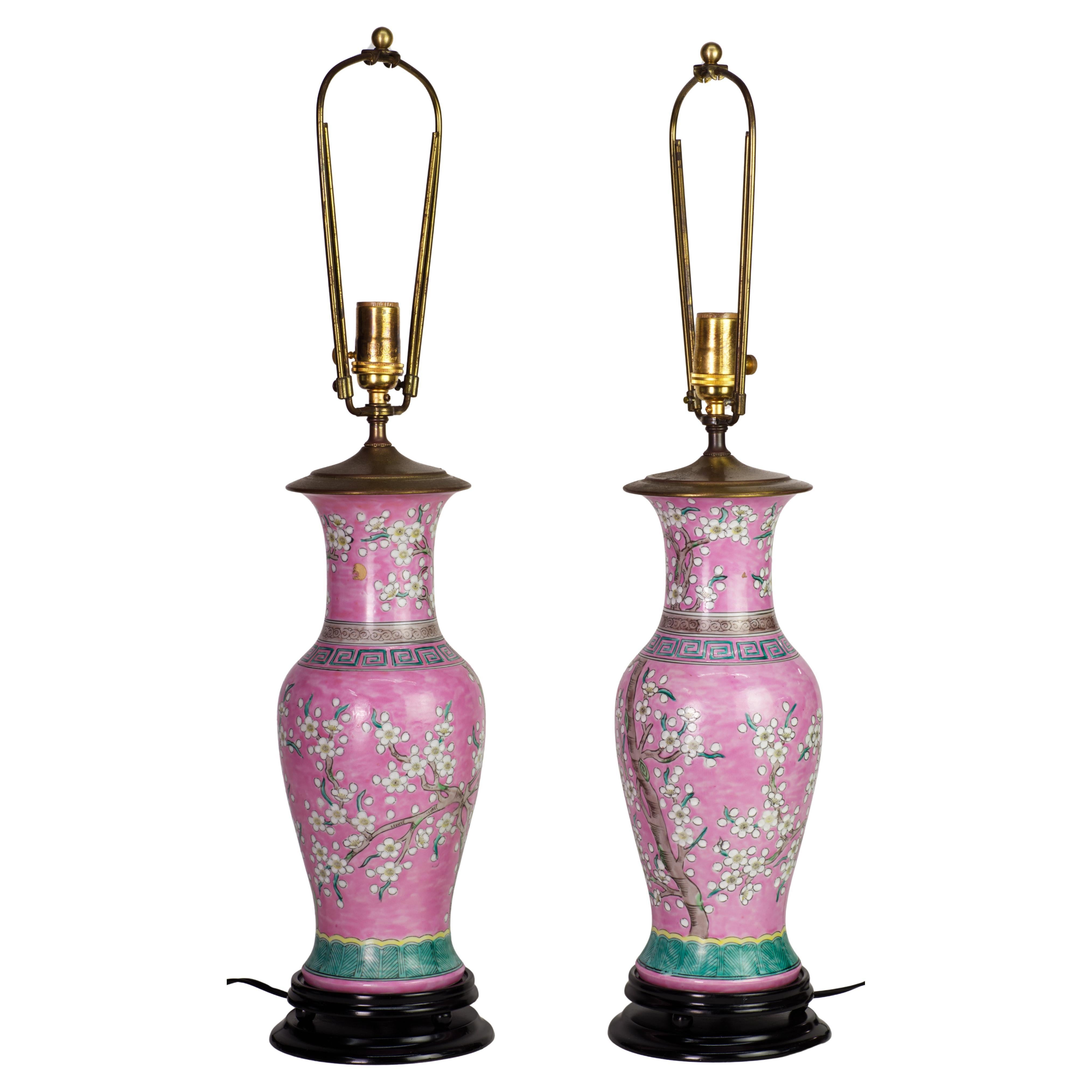 Paire de lampes de bureau japonaises vintage en céramique rose, décorée de fleurs de cerisier