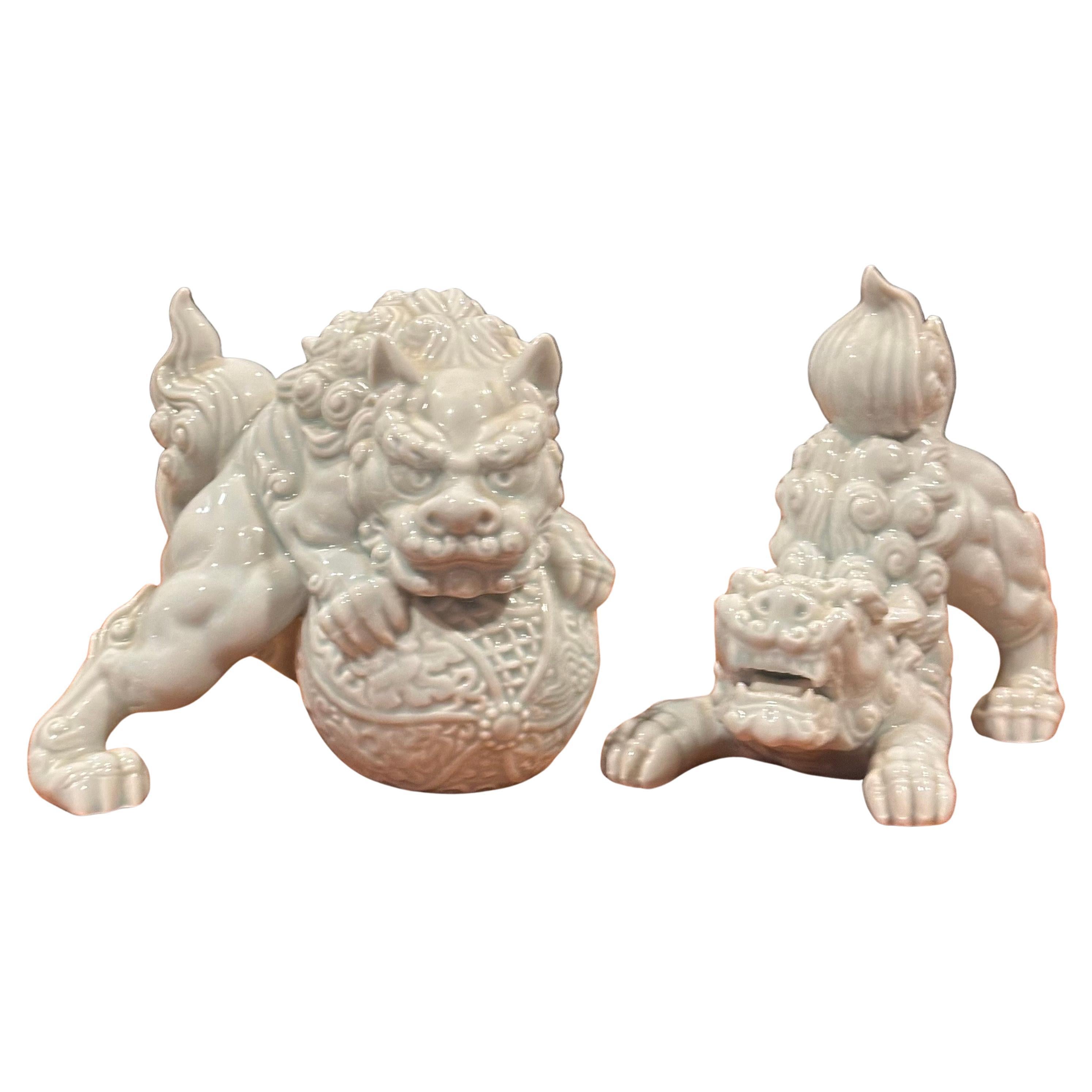 A nice pair of vintage Japanese porcelain foo dog / lion sculptures / bookends, circa 1960s.  The set is in very good vintage condition with no cips or cracks and measures 12