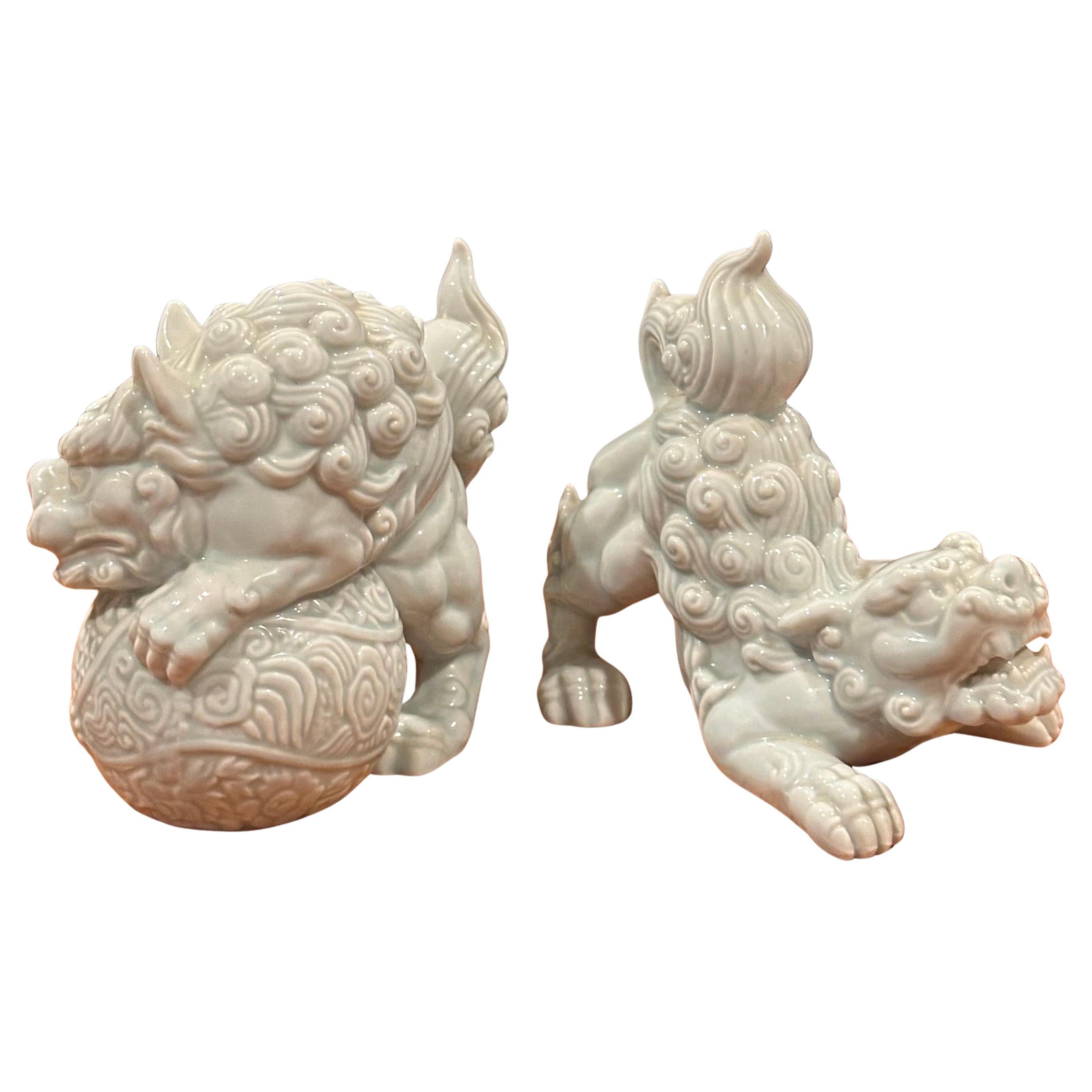 Hollywood Regency Vintage Pair of Japanese Porcelain Foo Dog / Lion Sculptures / Bookends