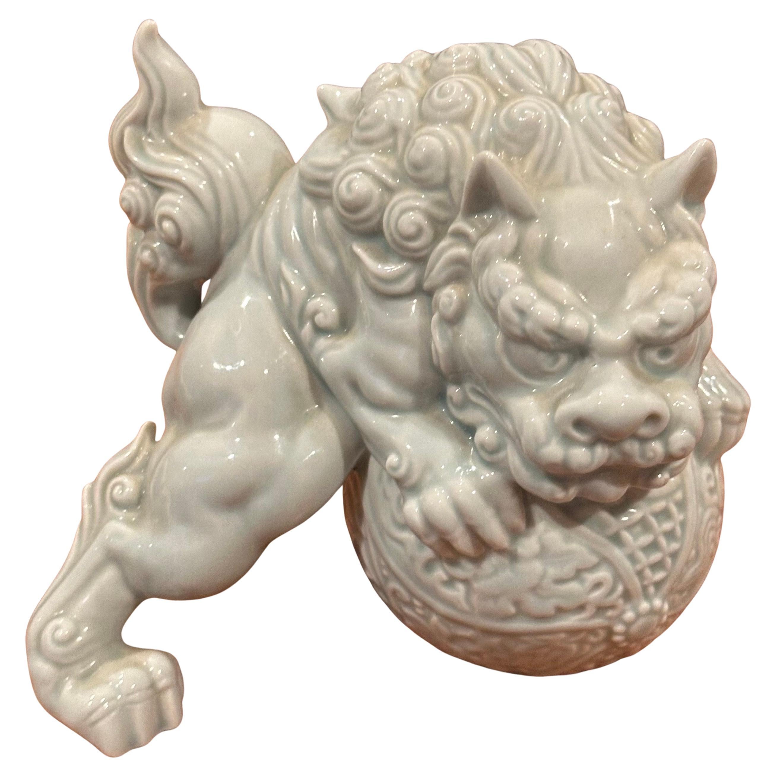 Vintage Pair of Japanese Porcelain Foo Dog / Lion Sculptures / Bookends In Good Condition In San Diego, CA