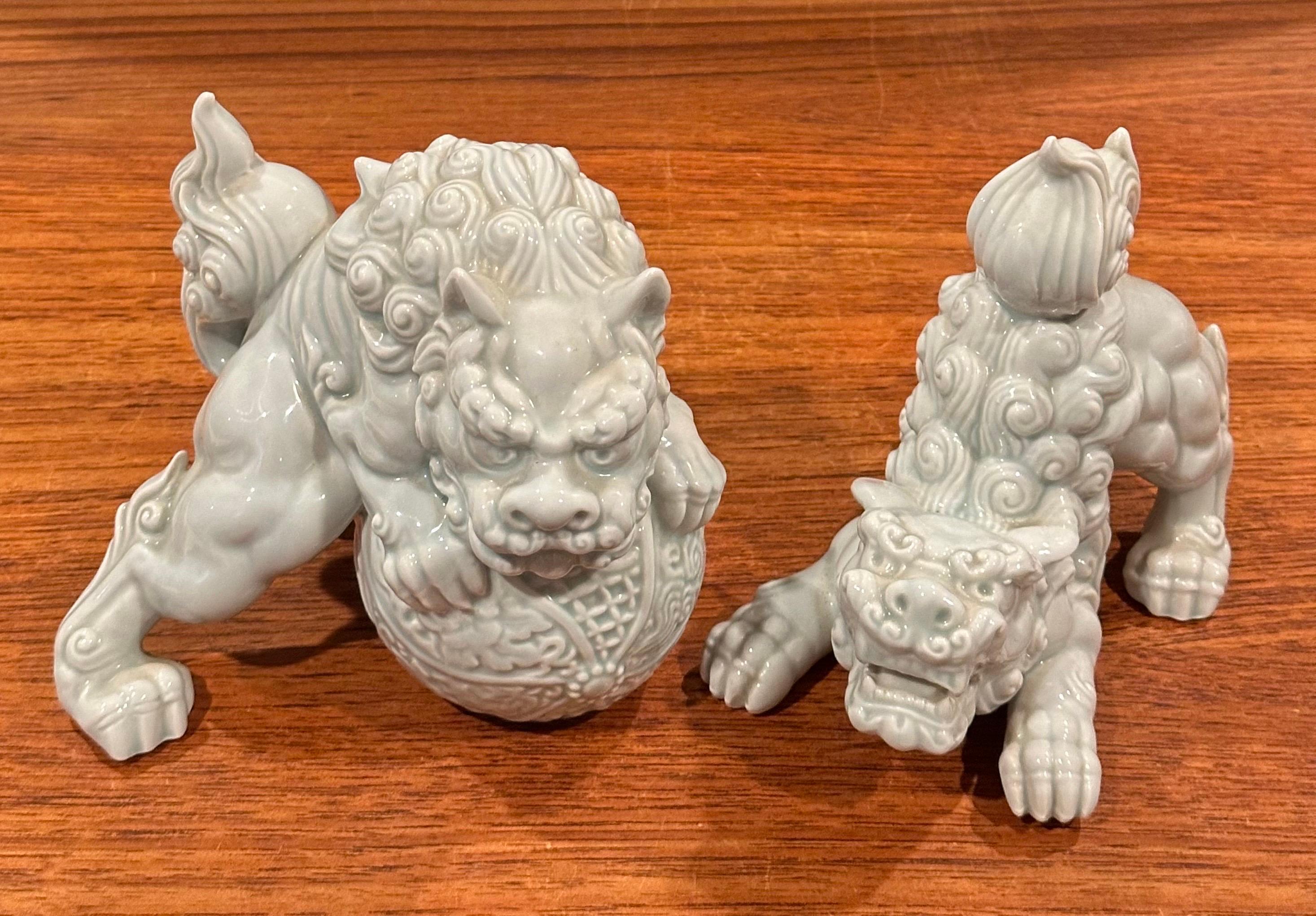 Vintage Pair of Japanese Porcelain Foo Dog / Lion Sculptures / Bookends 1