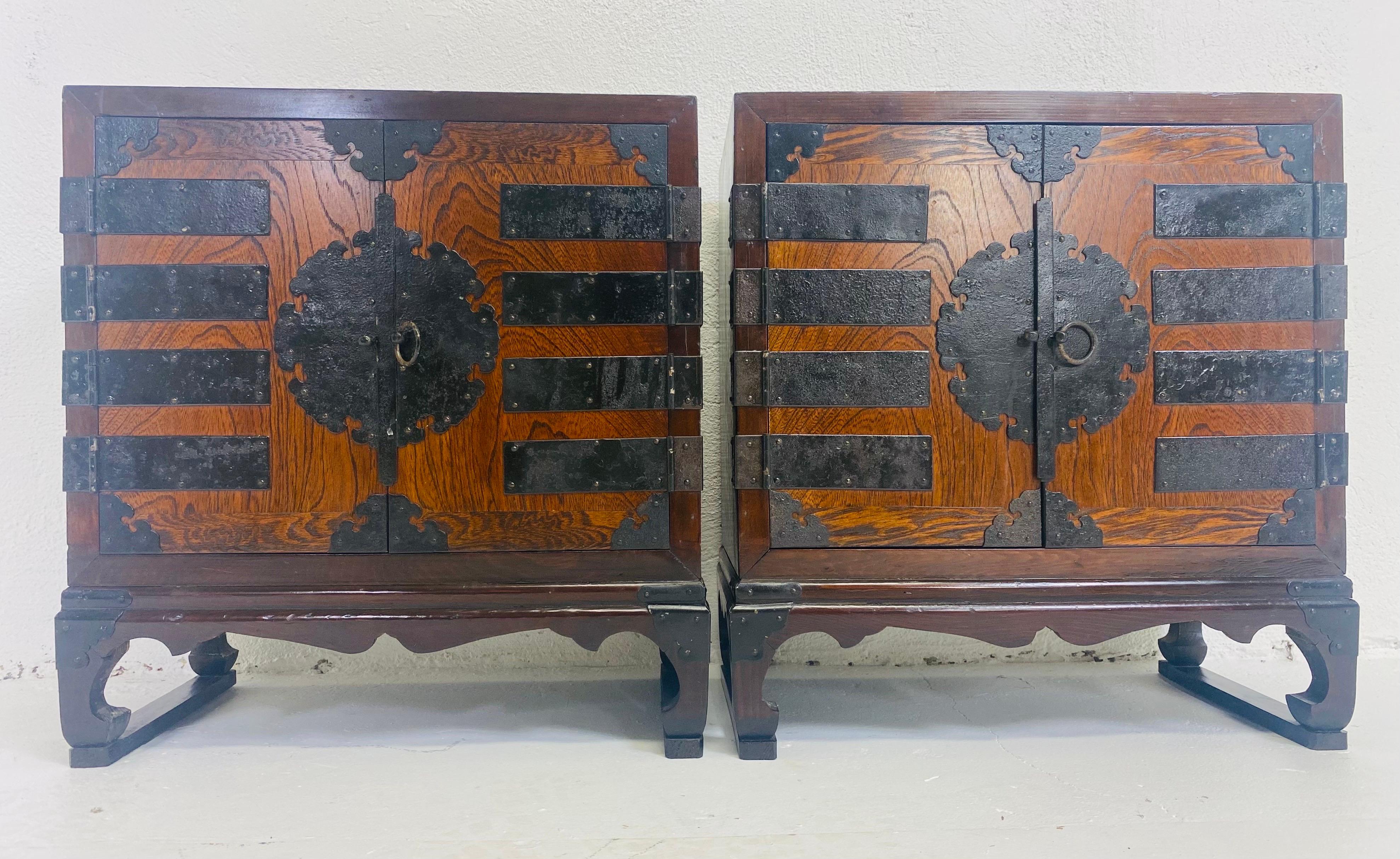 Vintage pair of Japanese style nightstands/side tables In Good Condition For Sale In Allentown, PA