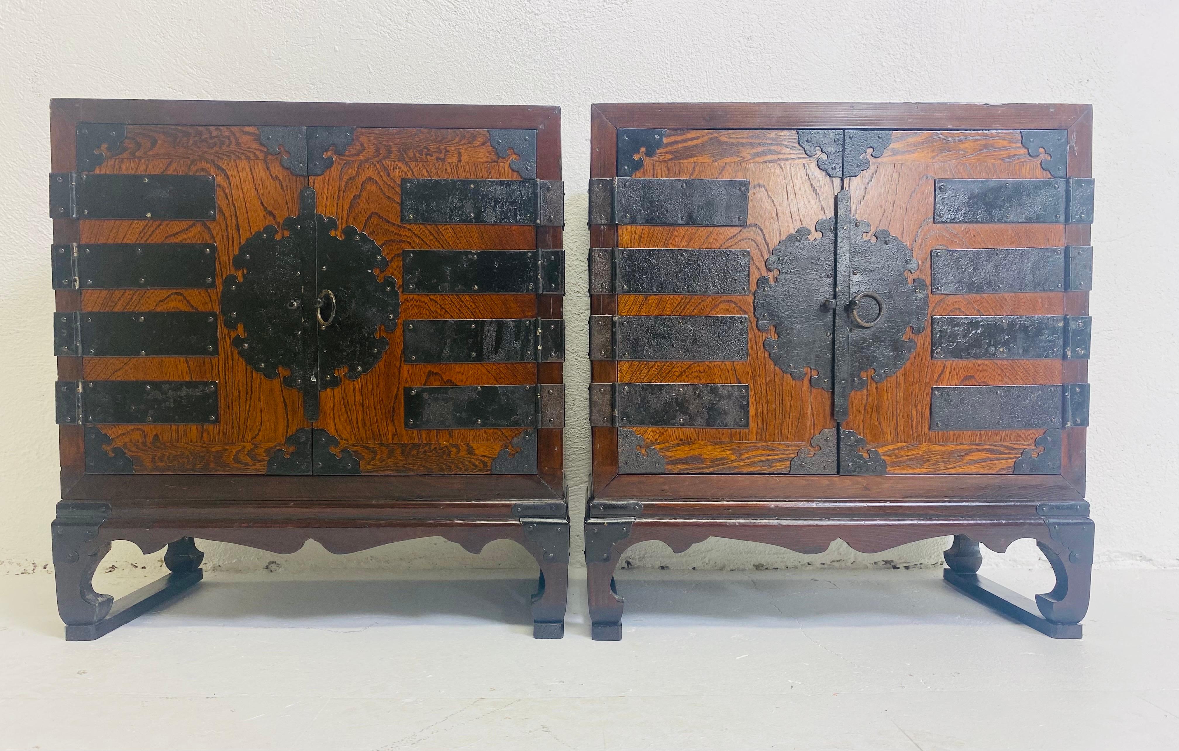 Vintage pair of Japanese style nightstands/side tables For Sale 2