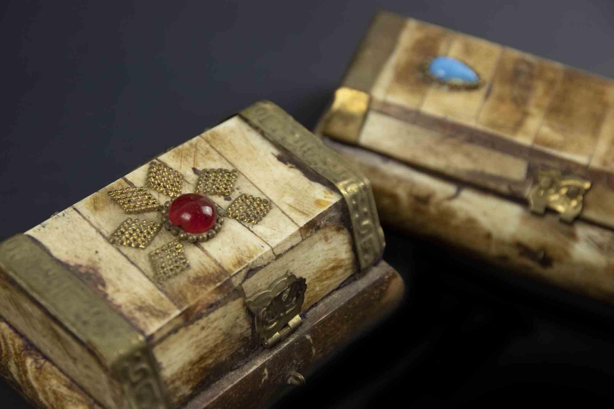 Vintage pair of Jewelry boxes is an original decorative object realized in the mid-20th century.

Original mixed media: Wood, brass and colored jems.

Made in Italy.

Various Dimensions; big container: 4 x 14; small container: 5 x 10 cm.