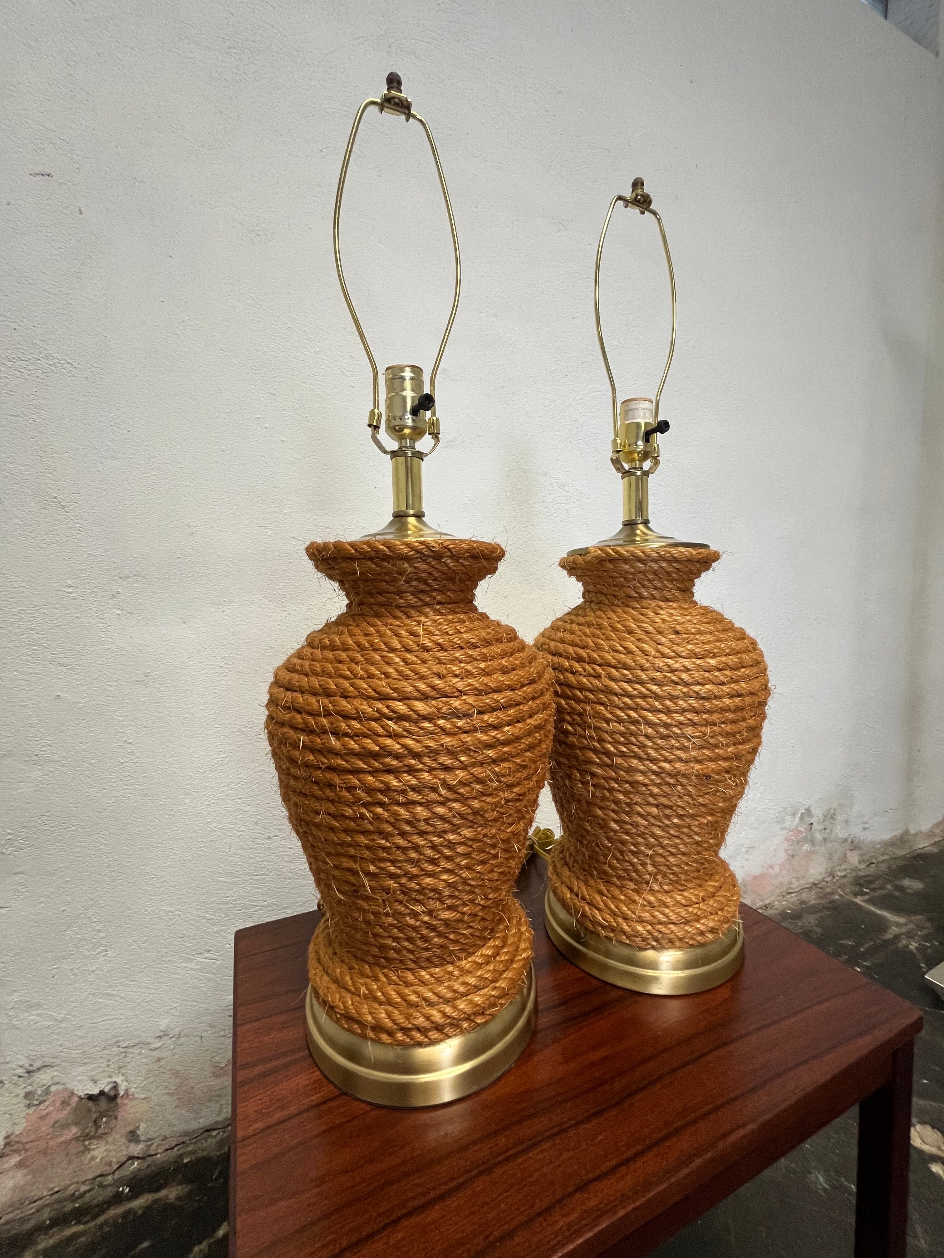 Fantastica coppia di lampade a corda vintage. Probabilmente risale agli anni '70. Le lampade misurano 21,5 pollici di altezza fino alla sommità dell'attacco e 32,5 pollici fino alla sommità del terminale. Hanno una larghezza e una profondità di 10