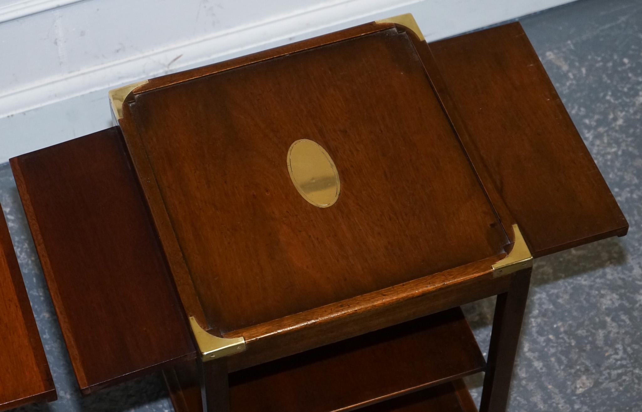 British VINTAGE PAIR OF KENNEDY LONDON MILITARY CAMPAIGN BRASS SIDE END WiNE TABLES For Sale