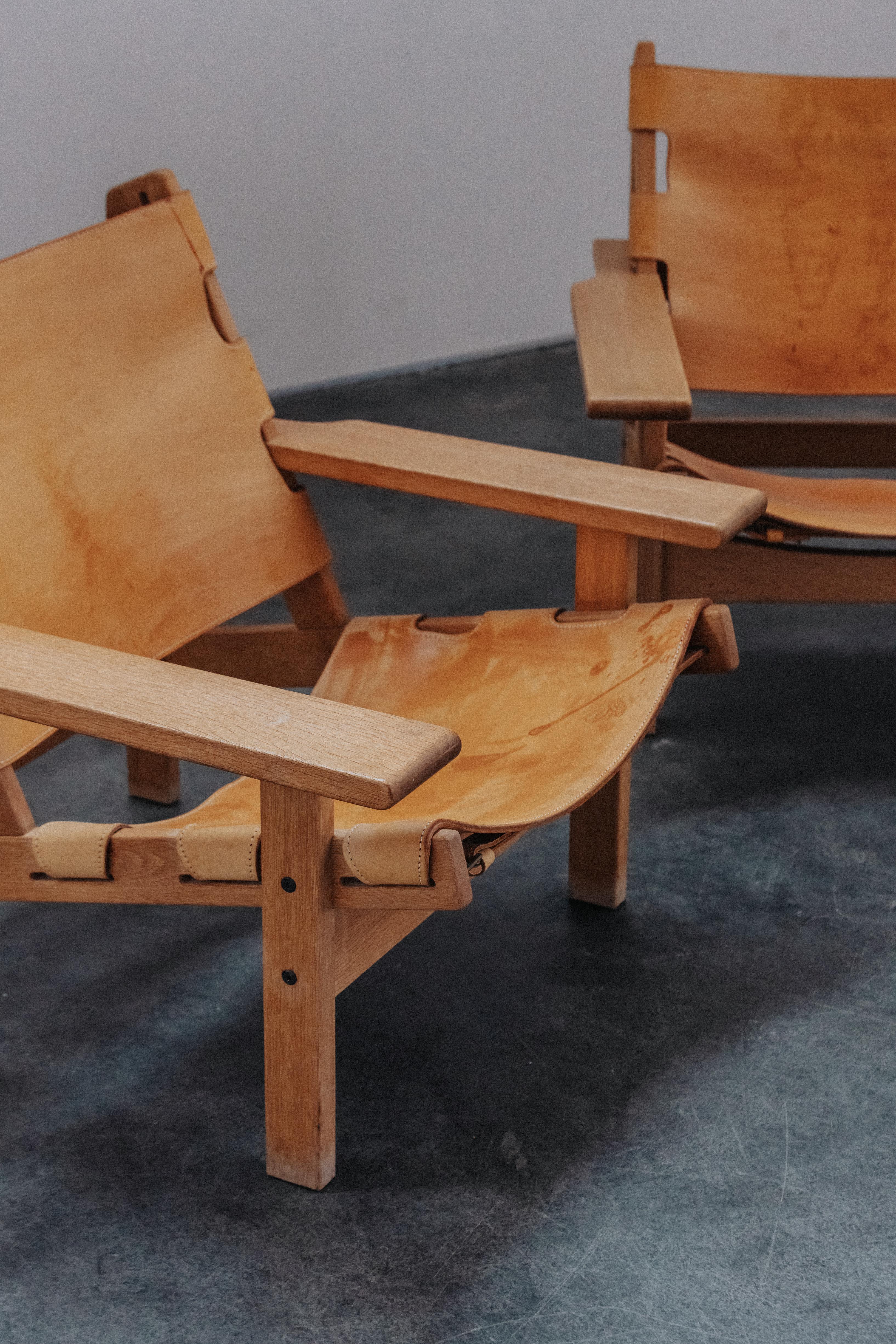 Vintage Pair of Kurt Ostervig Safari Lounge Chairs From Denmark, Circa 1970.  Cadre en chêne massif avec cuir cognac d'origine.  Belle patine et usure.