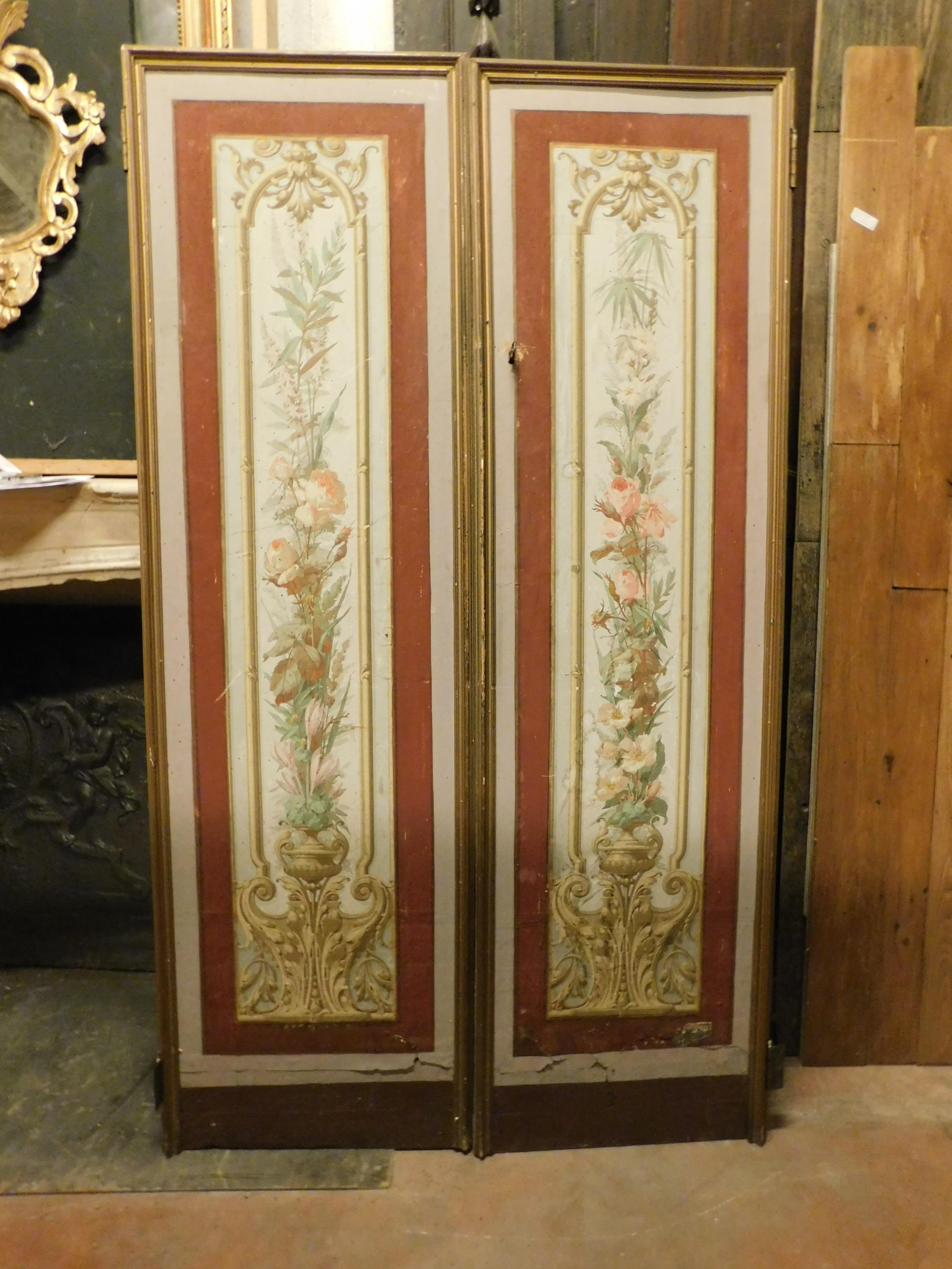 Paar lackierte und bemalte Vintage-Türen mit Blumenmotiven, die typisch für den Jugendstil sind, aus den frühen 1900er Jahren, handgefertigt in Italien.
Sie haben Zugscharniere, stammen also wahrscheinlich aus einem Einbauschrank, in gutem Zustand
