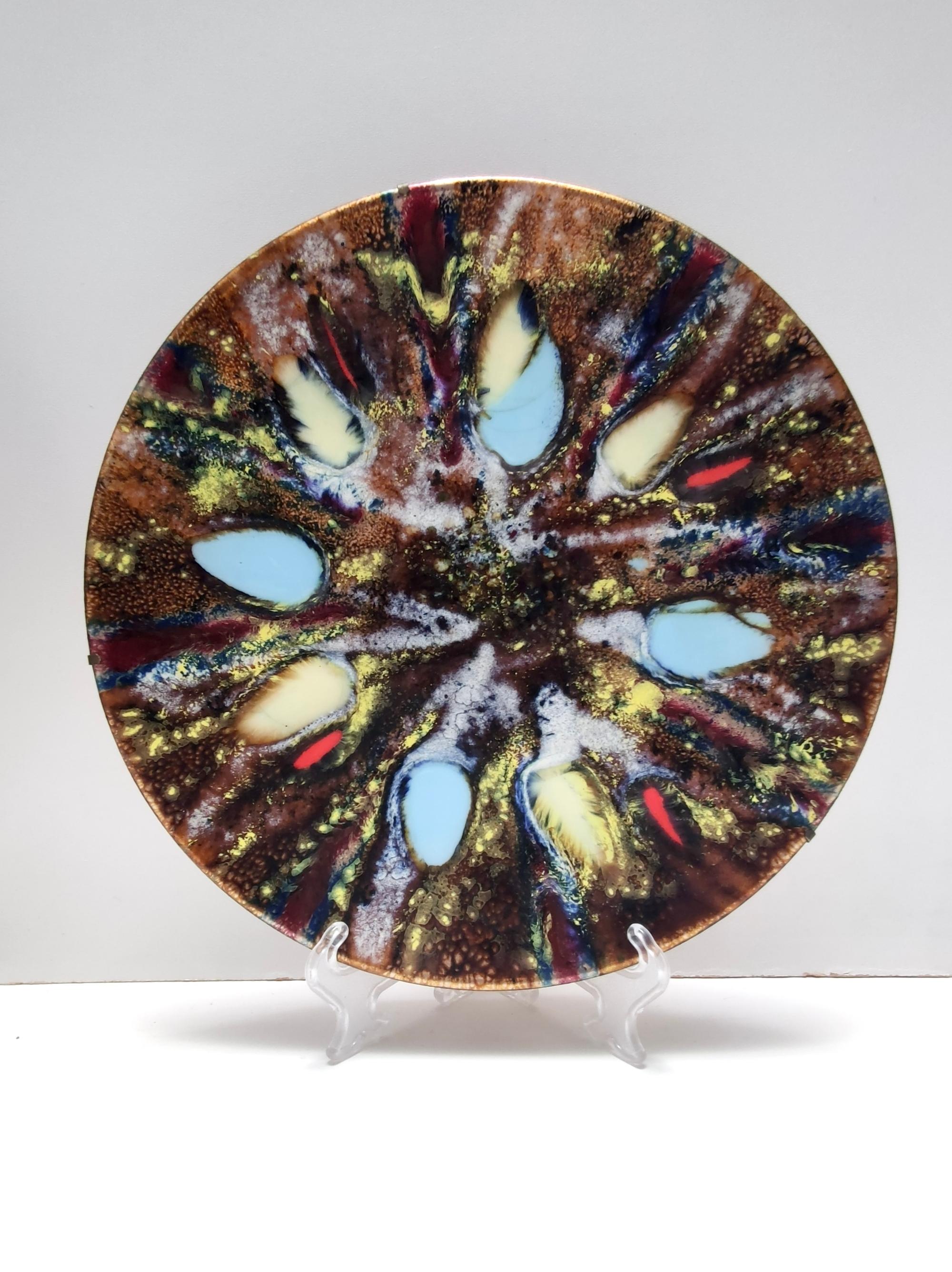 Made in Italy, 1950s. 
These catchalls / vide-poches / decorative plates are made in hand-enameled copper and features splendid colors.
They are vintage, therefore they might show slight traces of use, but they can be considered as in very good