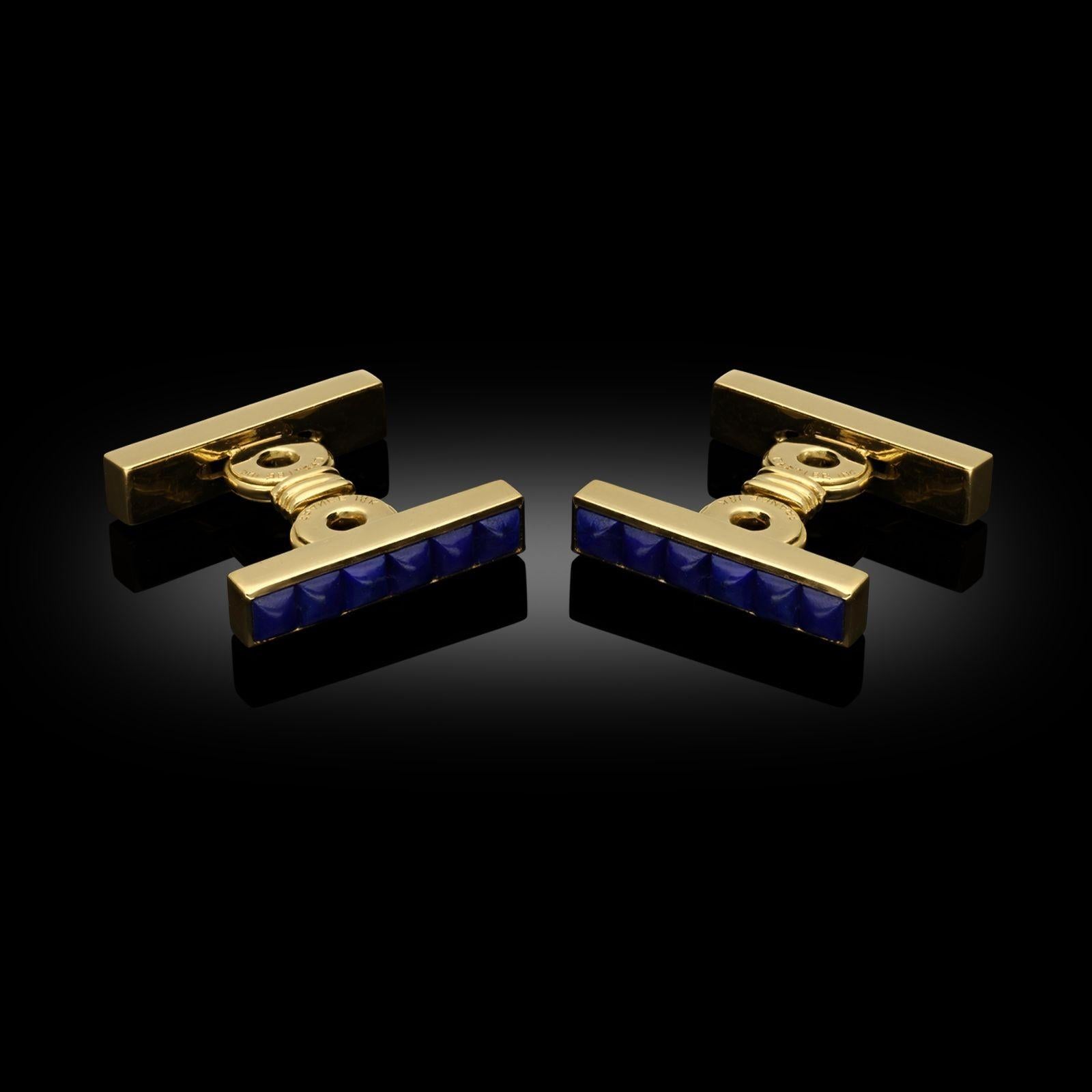 Créateur :
Cartier
Résumé :
Paire de boutons de manchette vintage en lapis-lazuli et or jaune 18ct
Description :
Paire de boutons de manchette en lapis-lazuli et or jaune de Cartier, vers 1970. Les boutons de manchette sont des bâtons rectangulaires