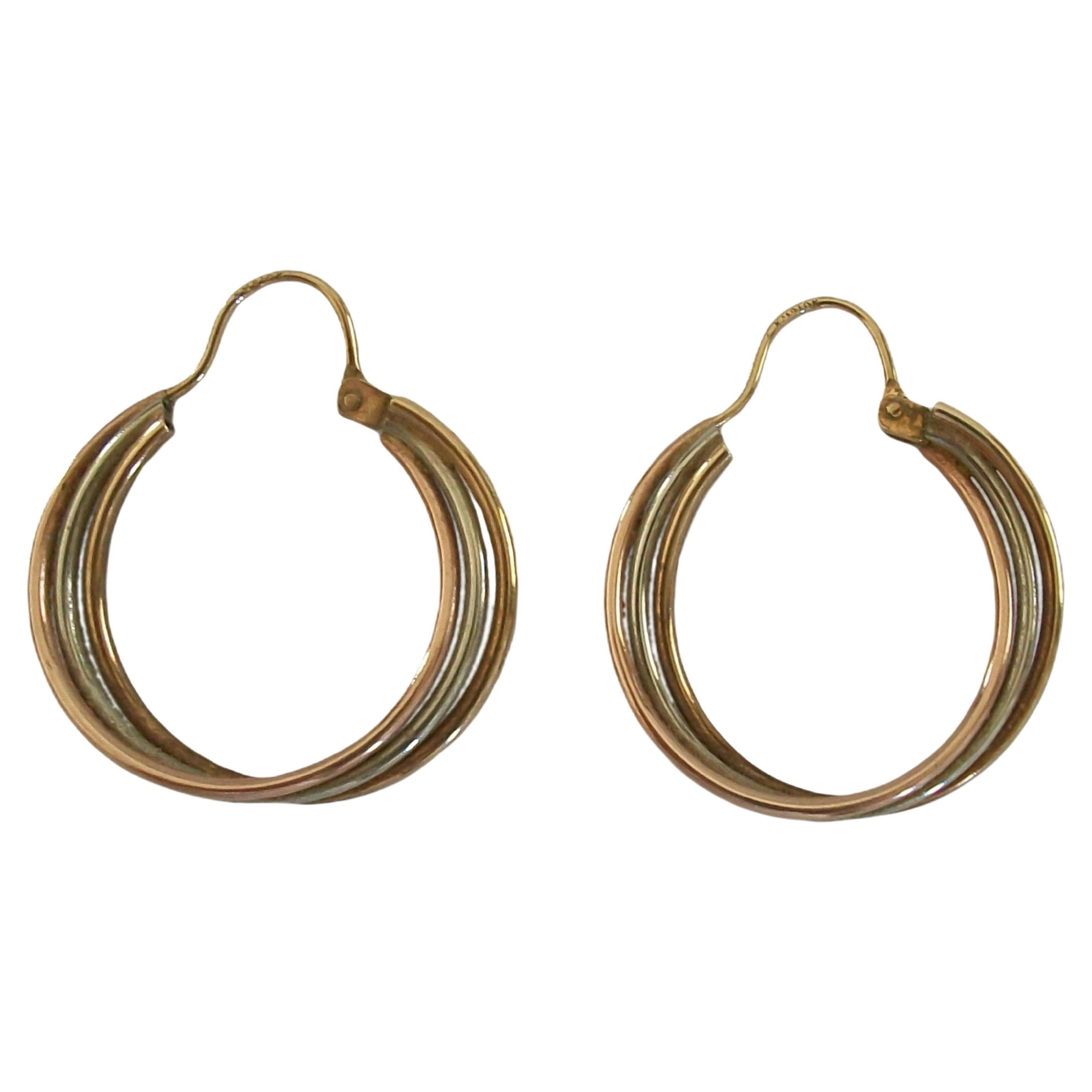 Coppia di grandi orecchini a cerchio in oro tricolore 10 carati - Stati Uniti d
America - Anni 
80 circa