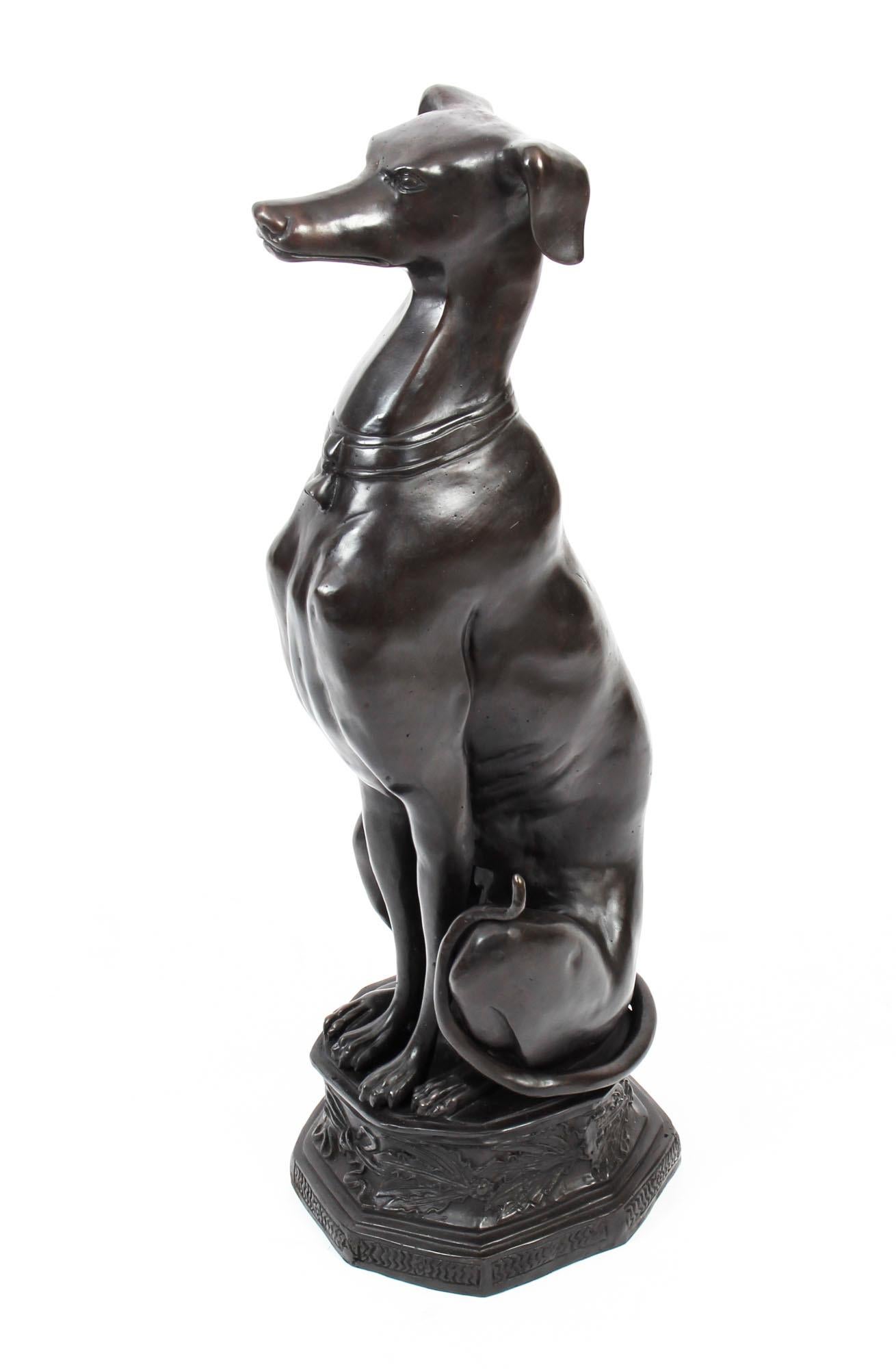 Il s'agit d'une impressionnante paire de chiens de style Timeless-art, assis attentivement et attendant les ordres de leur maître, datant du milieu du 20e siècle.

Ce bronze massif coulé à chaud de haute qualité a été produit selon le procédé