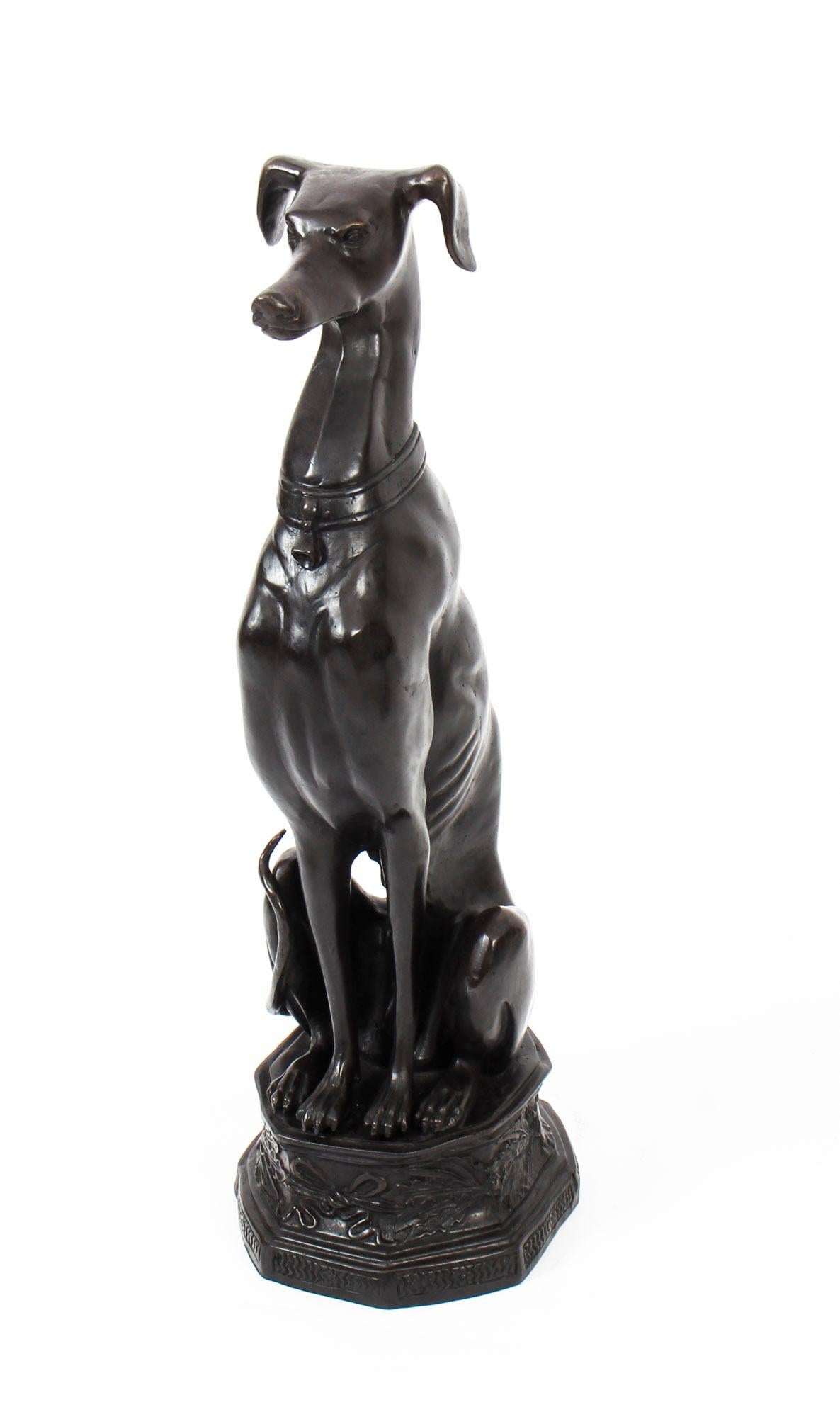 Art déco Paire de grands chiens assis en bronze Art Déco Revival 20ème siècle en vente