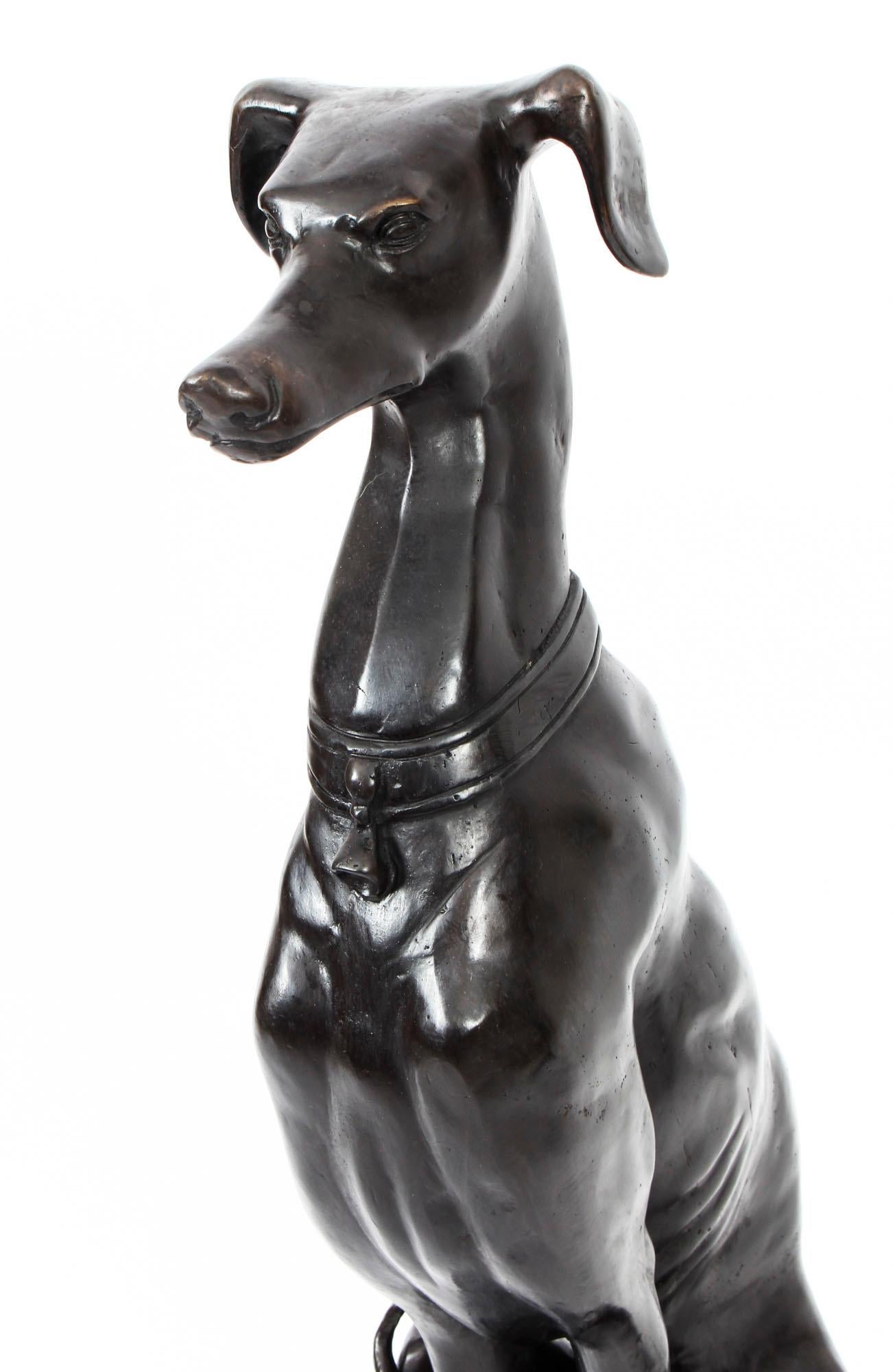 Moulage Paire de grands chiens assis en bronze Art Déco Revival 20ème siècle en vente