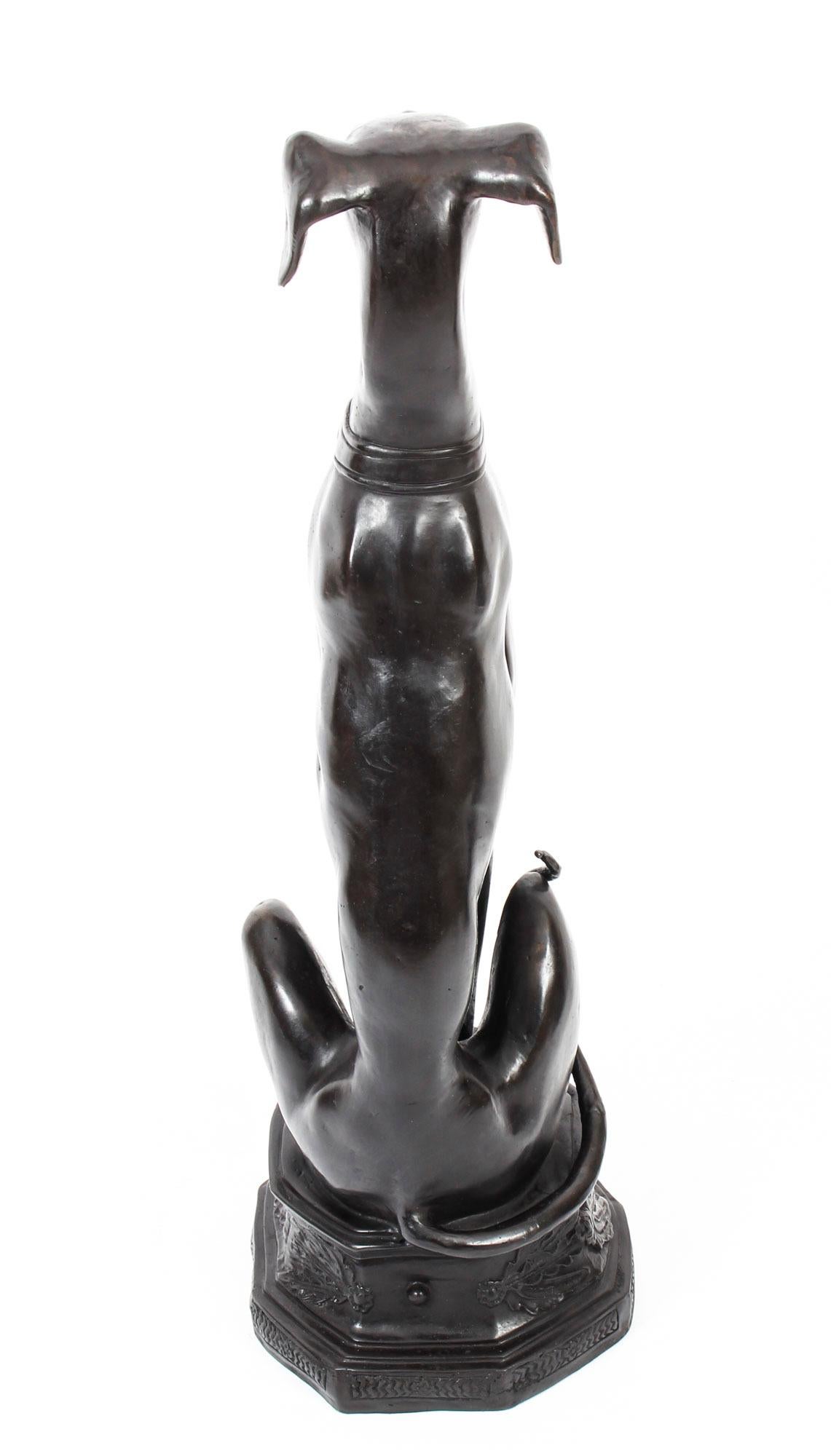 20ième siècle Paire de grands chiens assis en bronze Art Déco Revival 20ème siècle en vente