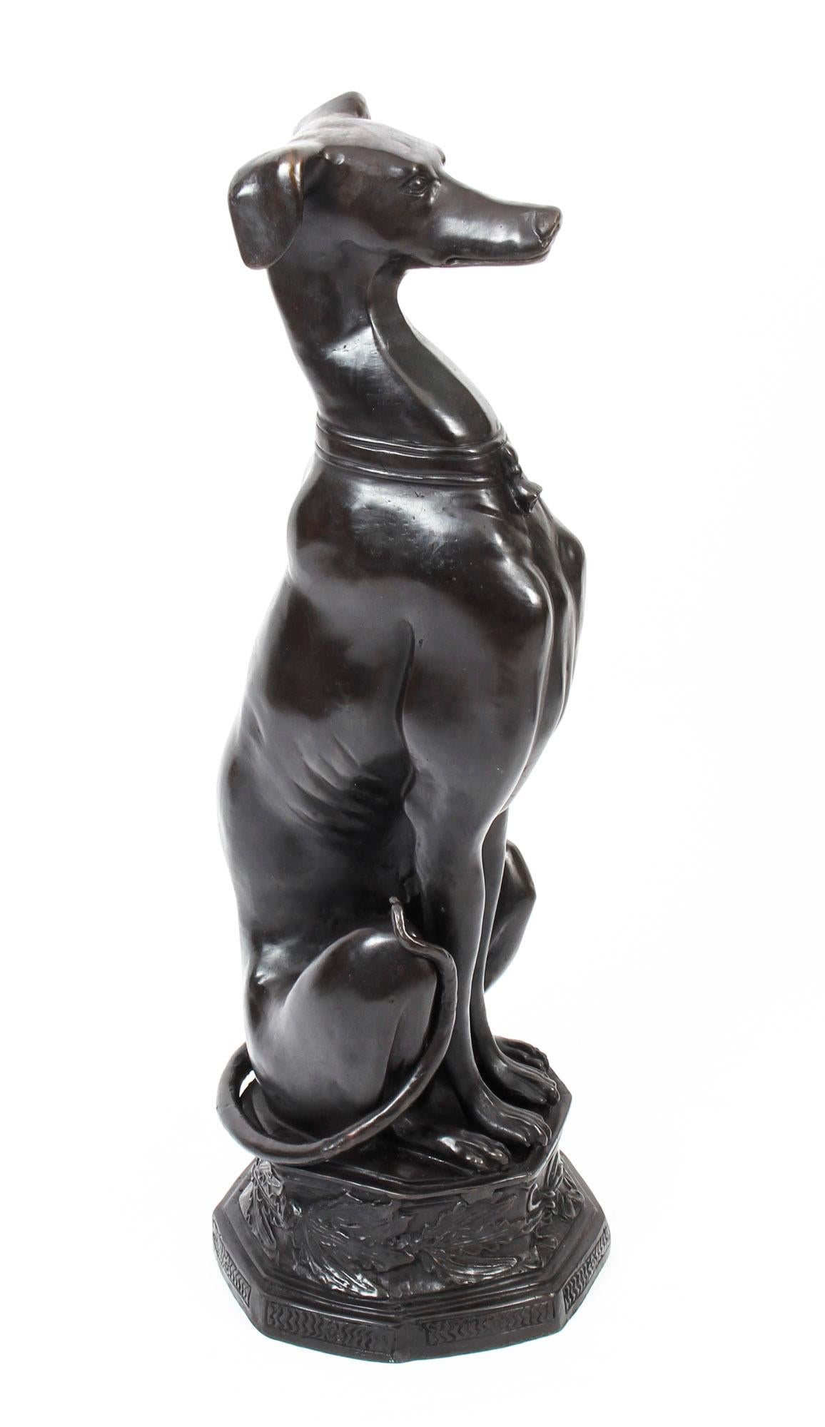 Bronze Paire de grands chiens assis en bronze Art Déco Revival 20ème siècle en vente