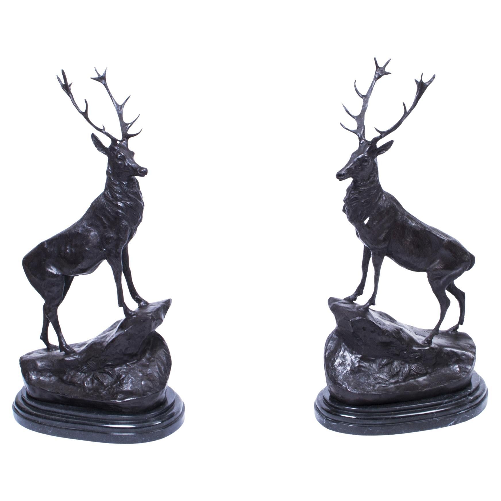 Paire de grandes statuettes de cerf en bronze d'après Moigniez, 20e siècle en vente