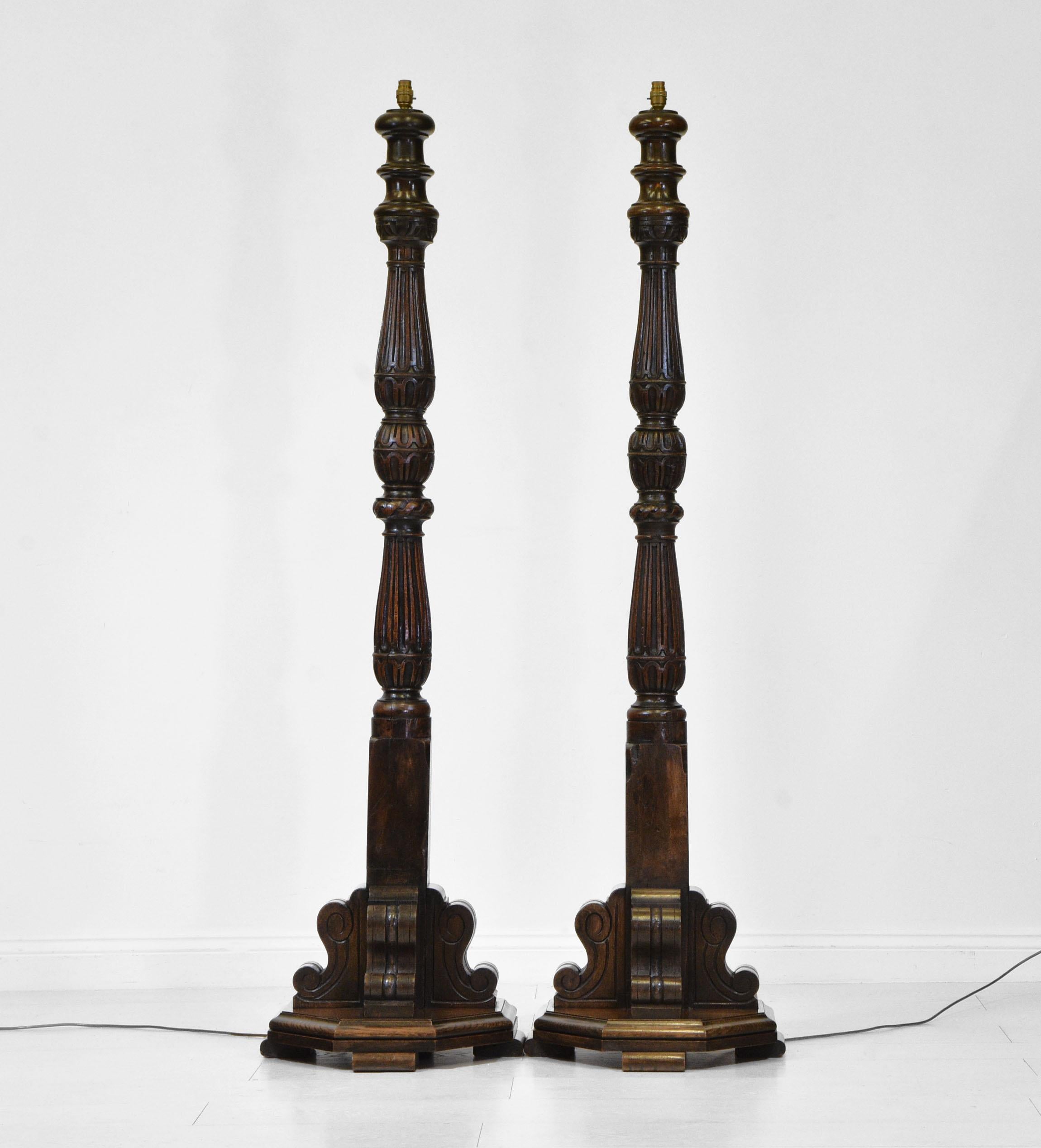 Vieille paire de grands lampadaires standard en chêne sculpté de style ancien en vente 4