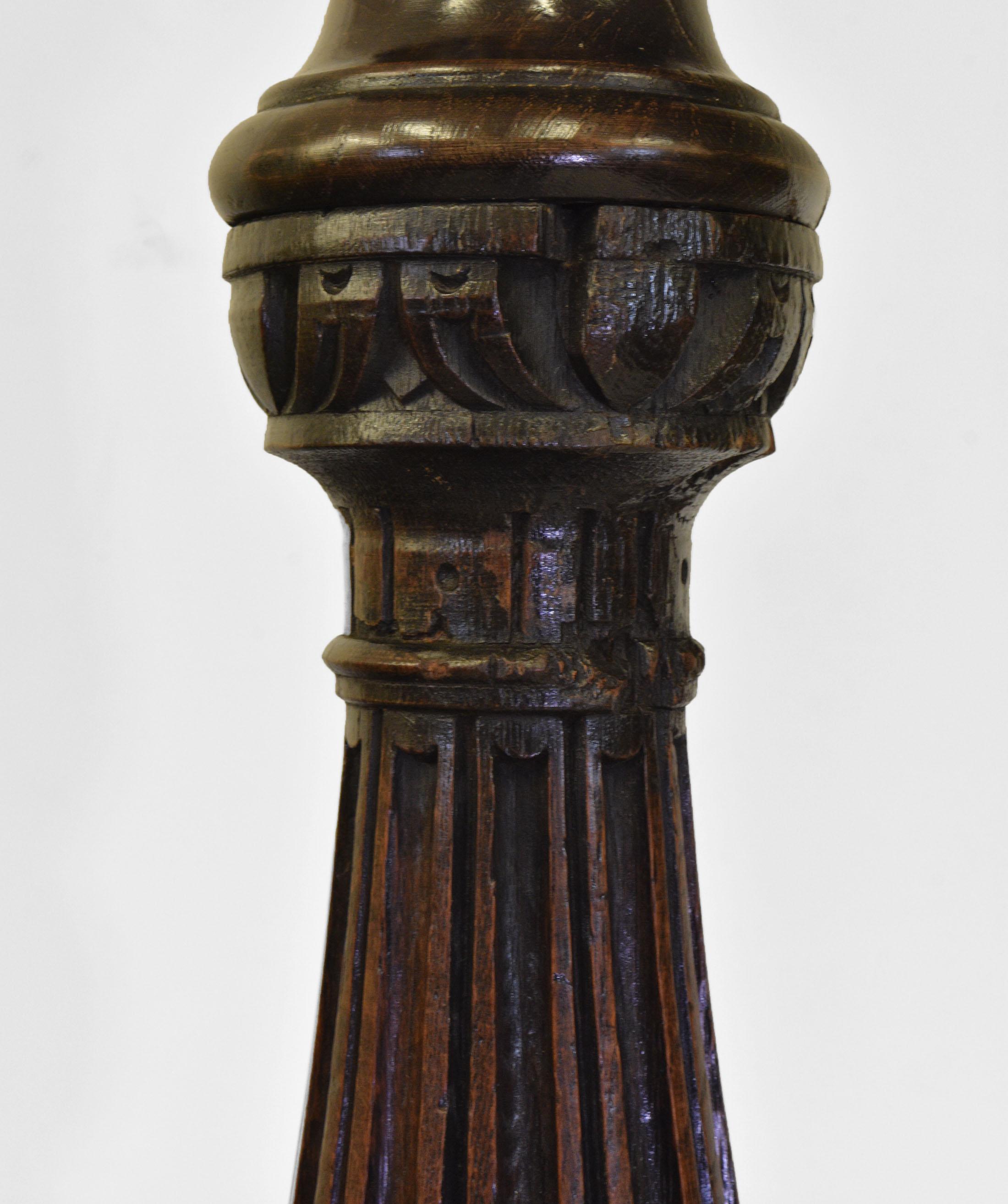 Tudor Vieille paire de grands lampadaires standard en chêne sculpté de style ancien en vente