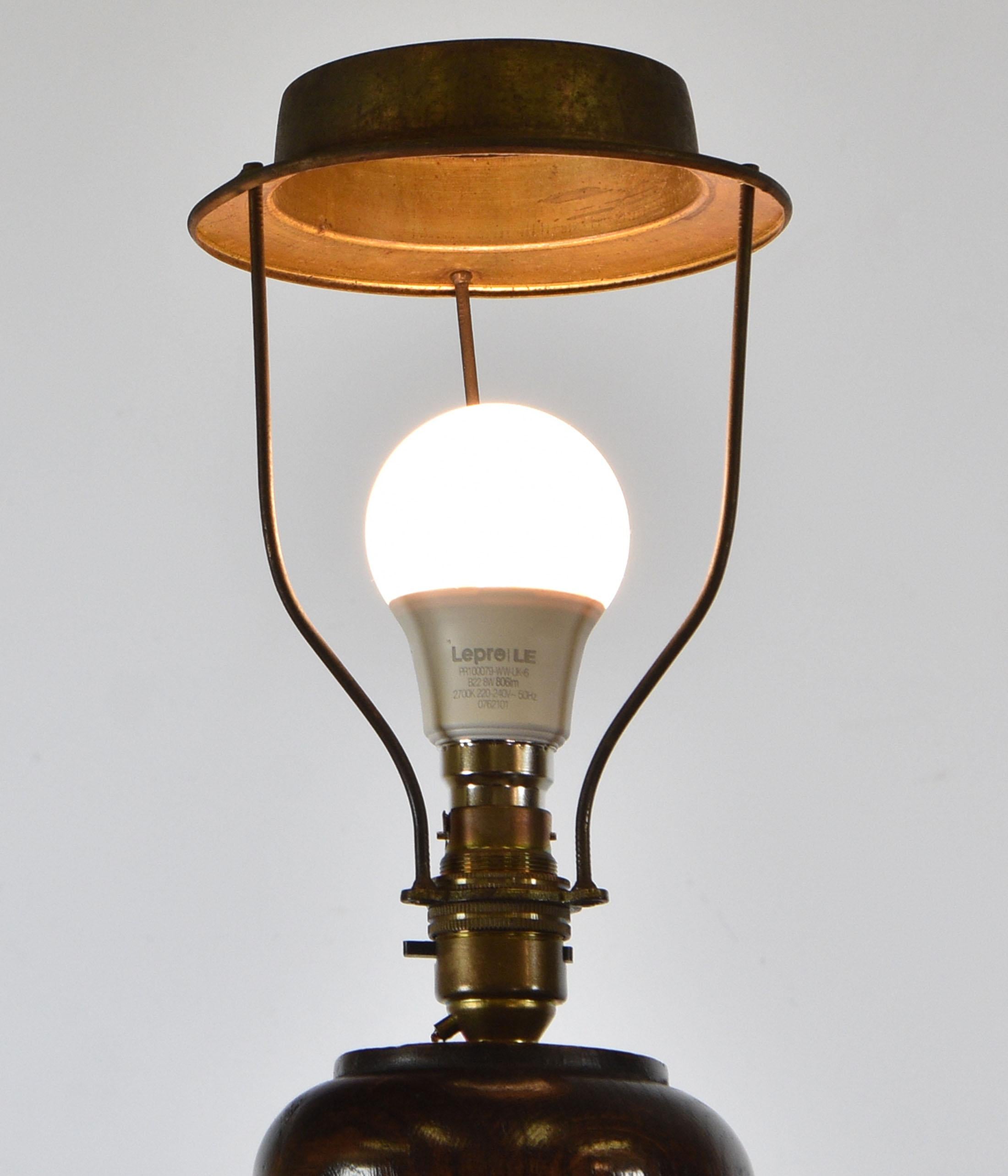 Zwei große Vintage-Stehlampen aus geschnitzter Eiche im antiken Stil, Paar im Zustand „Gut“ im Angebot in Norwich, GB
