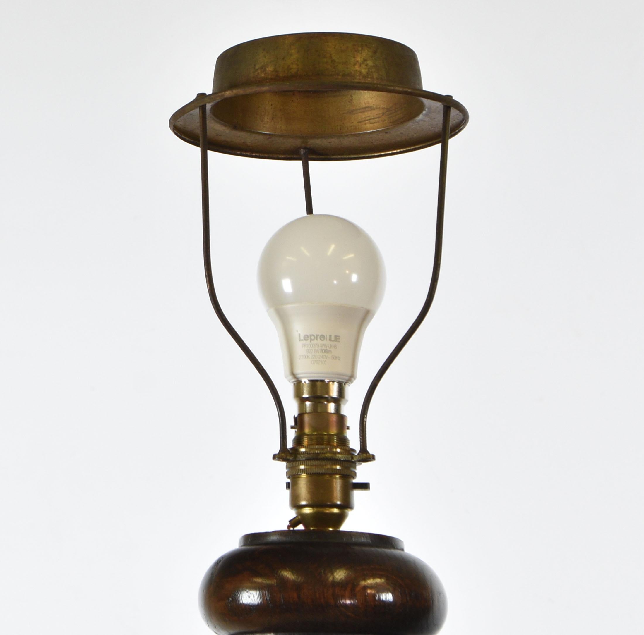 20ième siècle Vieille paire de grands lampadaires standard en chêne sculpté de style ancien en vente
