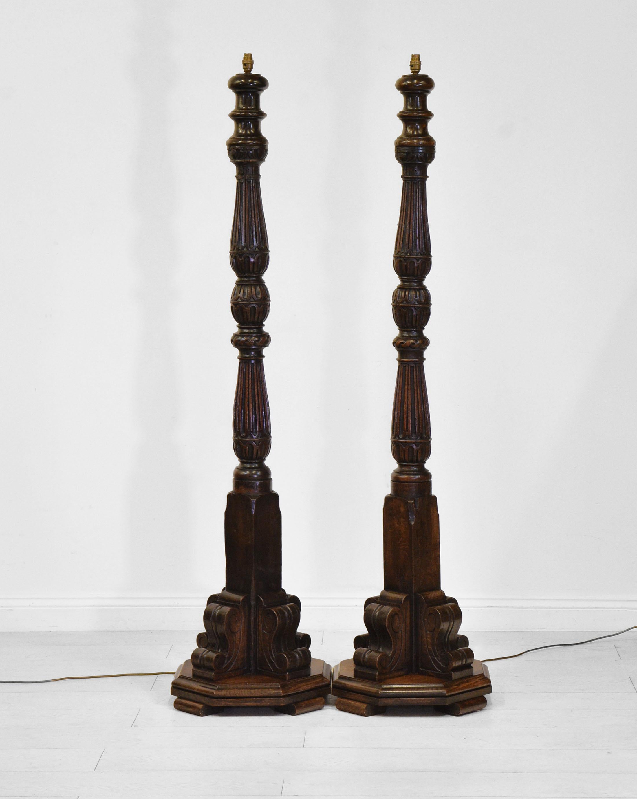 Chêne Vieille paire de grands lampadaires standard en chêne sculpté de style ancien en vente