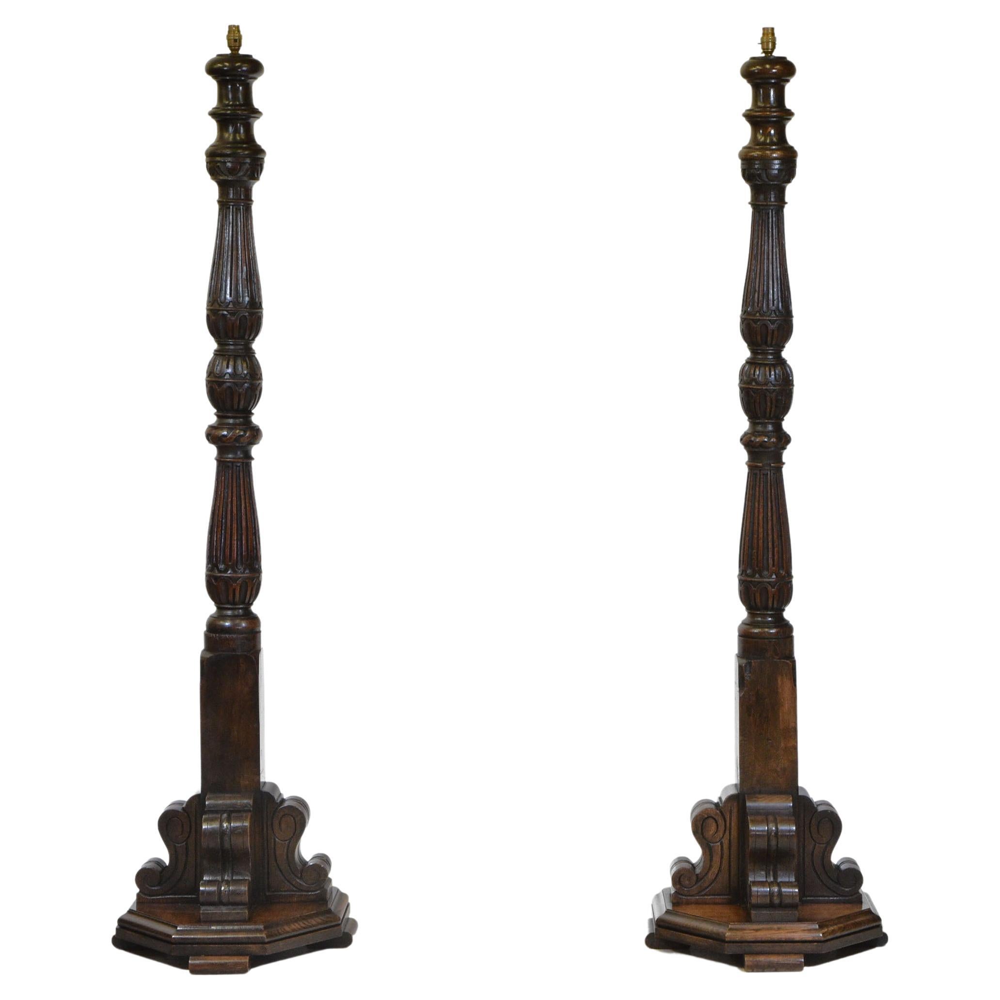Vieille paire de grands lampadaires standard en chêne sculpté de style ancien