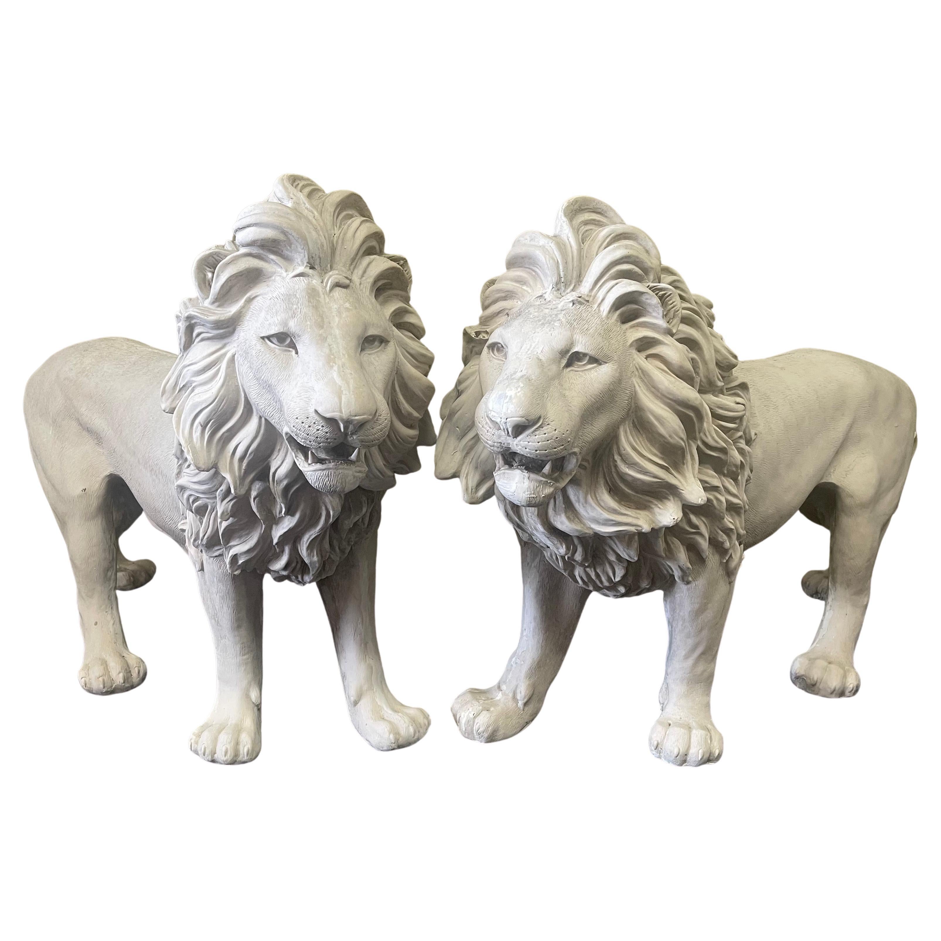 Pareja vintage de grandes leones de fibra de vidrio en venta