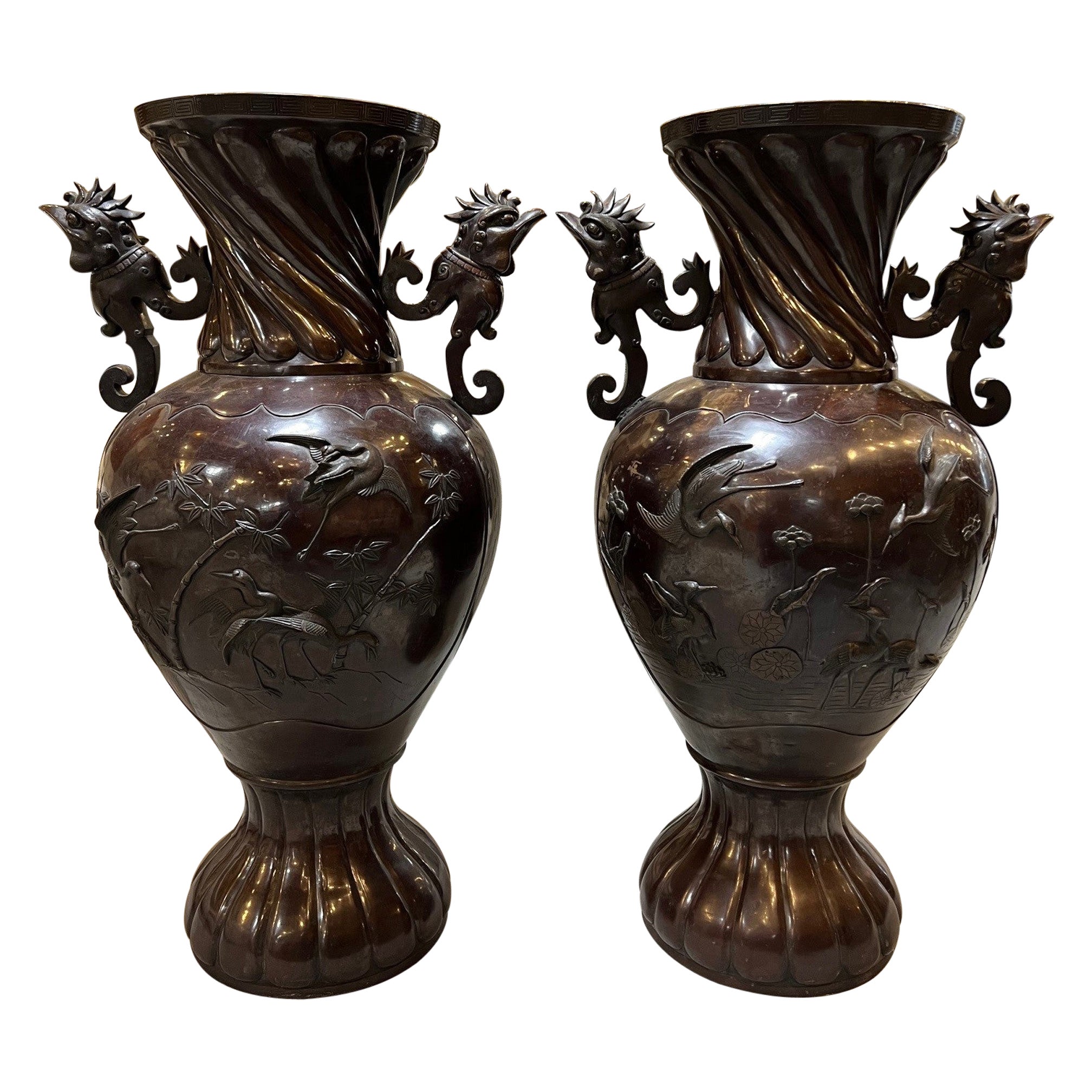 Pareja Vintage de Grandes Urnas Japonesas de Bronce con Grullas y Árboles de Bambú